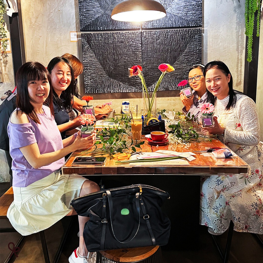 Take your corporate workshops and team bonding sessions to the next level at our cafe ✨🍃
With a cozy ambiance, delicious food and a conducive space, we’re here to make your event truly unforgettable. We have floral arrangement and succulent workshops available, conducted by our experienced Xpressflower florists.
DM us to book your next corporate gathering today!