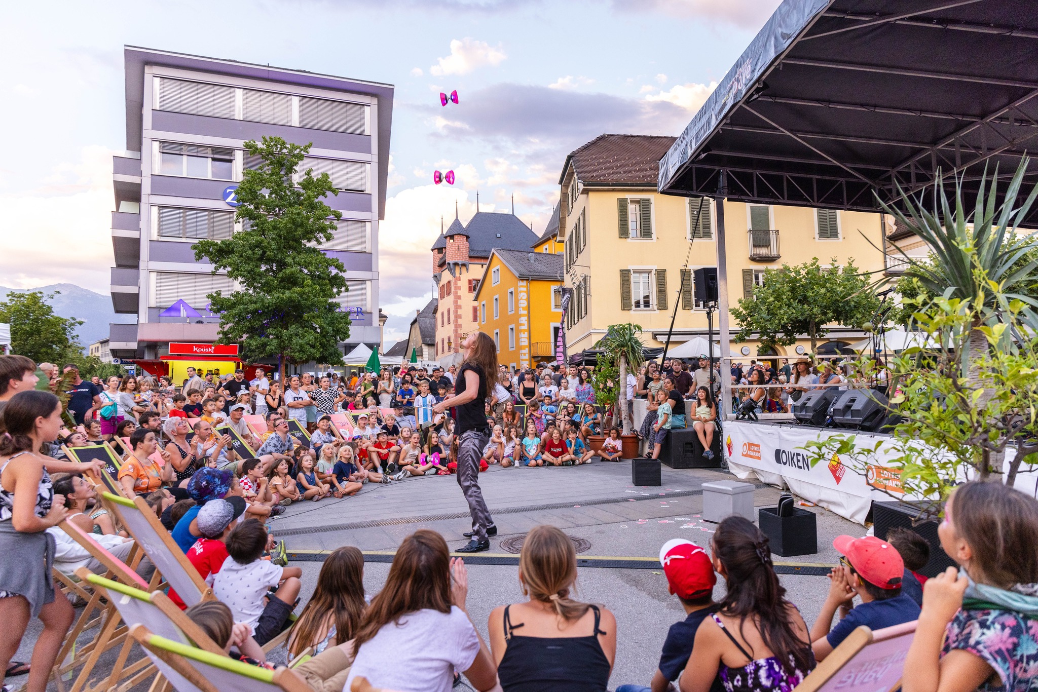 Mon spectacle #Authentique revient bientôt dans les rues… Hâte de partager ça avec vous !📷 Images du festival Couleur Pavé - @alexprod.ch
.
.
.
.
.
.
#streetartist #artsderue #spectaclederue #strassenshow #streetartist #streetshow #artderue #streetfestival #artistederue #strassenkunstler #janhimself #ilovemyjob #swissartist #swissevent #event