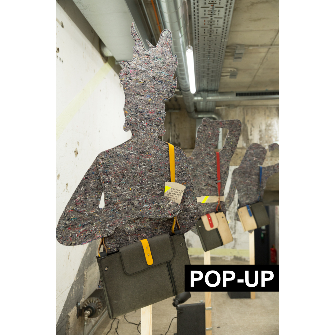 Während unserer #popup-Ausstellung im #bilkerbunker kamen erstmals unsere neuen models zum Einsatz.
Neben #viviennewestwood waren das u.A. auch #madonna, #taylorswift und #davidbowie.
Wir haben die Silhouetten aus gehärtetem Malervliesplatten hergestellt. Einem Material, welches der Idee unseres Hauptmaterials #lederfaserstoff sehr ähnelt: kleingehechselte Materialreste neu zusammengefügt.
Seit der Ausstellung begleiten uns die models nun auch auf unseren anderen Veranstaltungen und Märkten.
#übermakel #taschenbaukasten #hps #anysreimann #kunsthandwerk #treuerbegleiter #kleinelabels #slowfashion
#recycledmaterials