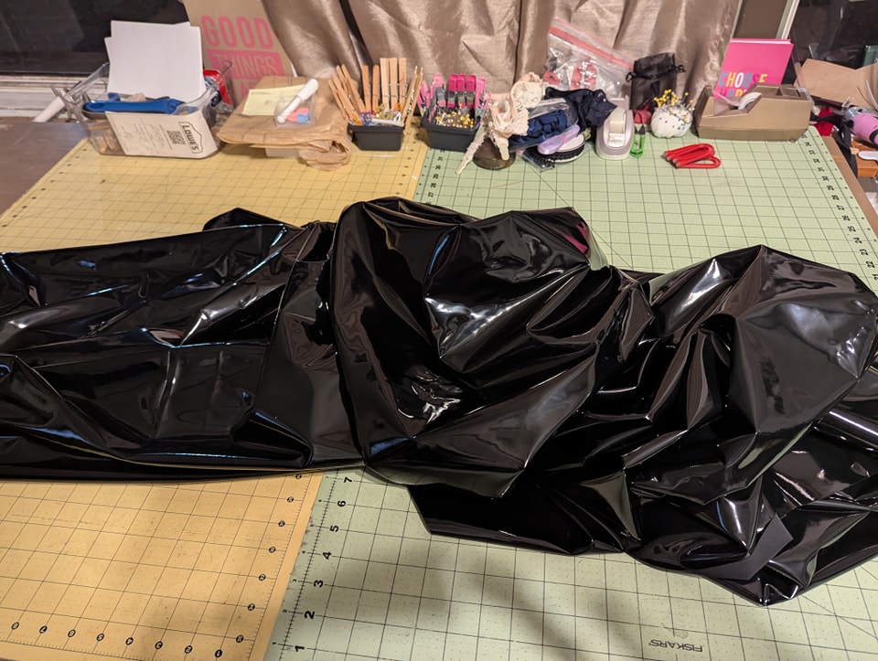 Attempting to tame this black vinyl beast. Wish me luck! 😅
#sewinginprogress #vinylfabric #shiny #blackvinyl #messyworkspace #makingthings #sewingproject #seamstressonduty✂️