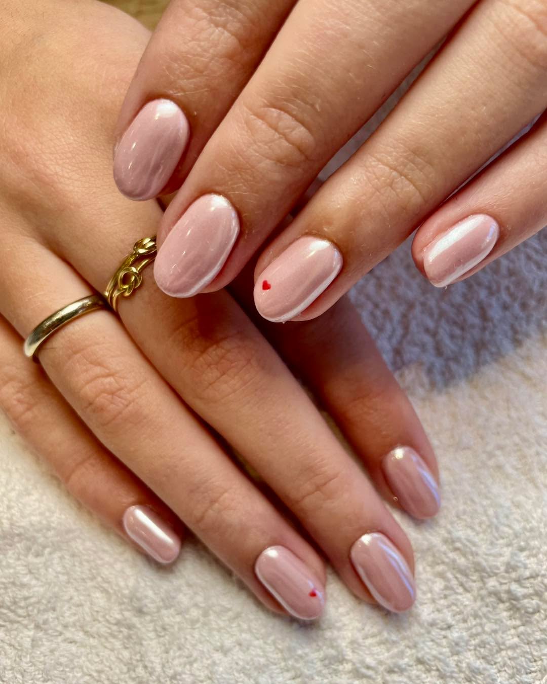 Shiny chrome nails with a little touch of Valentine ✨❤️
#ValentineNails #ChromeNails #NailInspo
#ValentinesVibes #SelfCare #GlazedNails