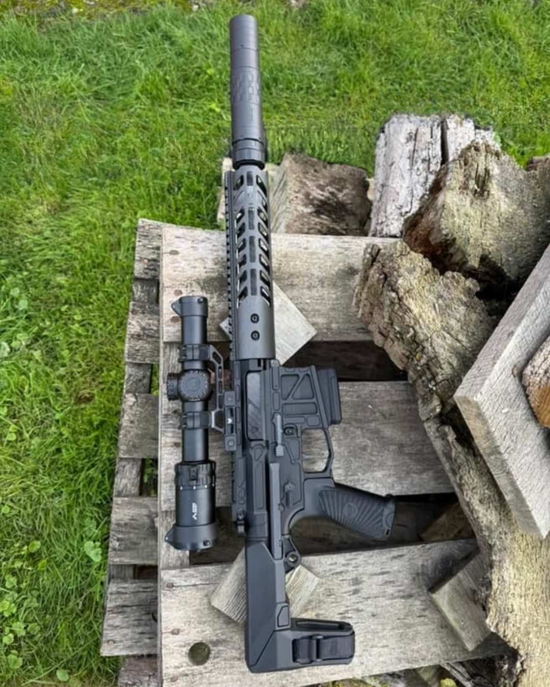 Did you know you can order our carbon fiber handguards in custom lengths? 👀🔥
Shoutout to Carson for this sleek custom AR15 build featuring one of our precision - crafted custom length carbon fiber AR15 handguards with top rail.
Built to fit your exact needs - because we understand performance is personal.
👉 Need a custom length handguard that fits your build perfectly? Reach out today and let’s make it happen!
➡️ info@smokecomposites.com
#smokecomposites #MadeinUSA #custombuilt #lightweight #carbonfiber #ultralight #AR15 #AR15build #Handguard