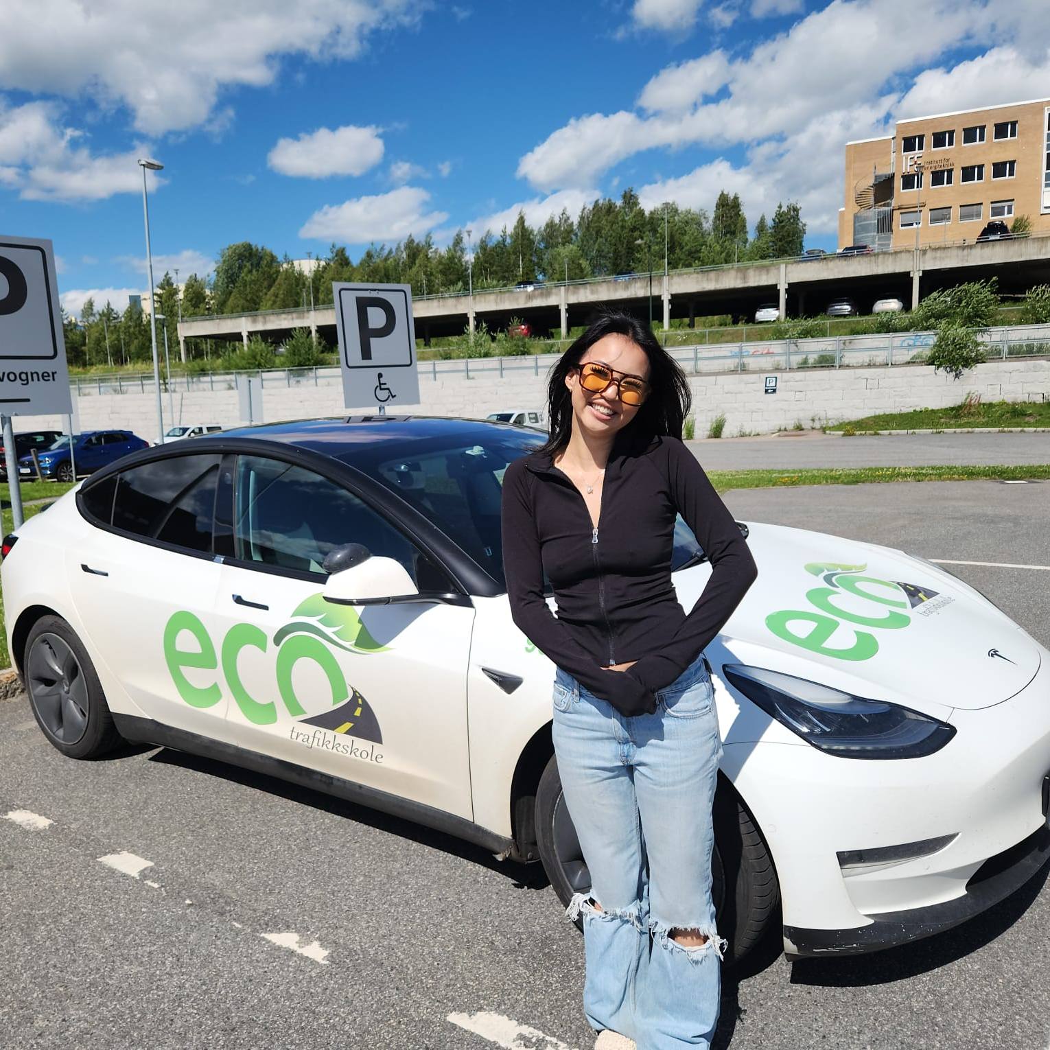 #hipphipphurra 🎉April med bestått #førerprøve 🚘 Det har vært en fantastisk reise å ha deg som elev.😇 #ecotrafikkskole er veldig stolte🙌 #gratulerer igjen, godt jobba. Vi ønsker deg lykke til og kjør pent🚘 #grattis igjen fra #trafikklærer Amer #ecotrafikkskole og team😊🙌
#Oslo #tesla #polestar #Risløkka #Økern #Bjerke #licence #drivinglicence #førerkortet #trafikkopplæring #δίπλωμα #οδήγησης #Trafikaltgrunnkurs #løren #nydalen #ecotrafikkskole #førerkort #førstehjelpskurs #TeslaModel3