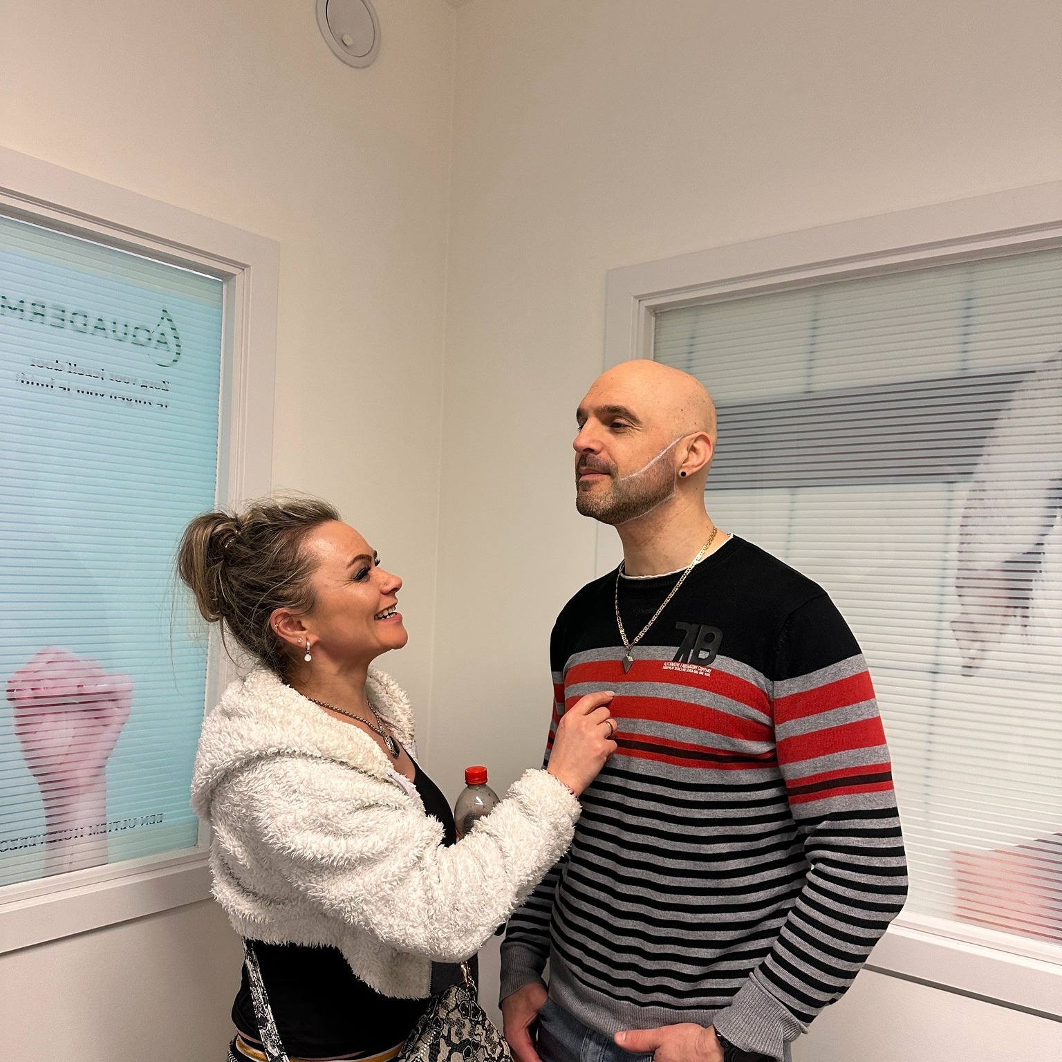 That’s a sweet and supportive moment!👩❤️👨
A true beauty duo—helping each other feel and look their best! ✨
I was surprised when a couple walked in asking for laser hair removal on his head! 🤯 At first, it seemed unusual, but when he explained his reason, it all made sense.
For over 10 years, he had a bald spot on top of his head, which meant he had to shave his entire head regularly just to maintain an even look. It took so much time, effort, and cost, and he finally decided: "I don’t want any hair on my head anymore!"
It’s ironic—many people wish for more hair, but for him, the best solution was no hair at all. So, we started the treatment. ✨ And now, after just three sessions, the results are already very visible! He feels happier and relieved, as his daily routine has become so much easier.
Seeing our clients gain confidence and convenience through our treatments truly makes us happy too. 💙
#laserontharingmannen #overpelt #pelt #lommel #mol #schoonheidsspecialiste #schoonheidssalon