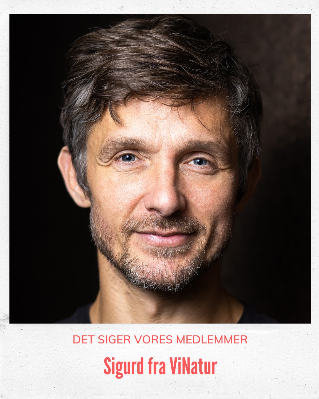 Sigurd Hartvig fra @vi_natur fortæller hvorfor Work2gether er mere end bare et kontorfællesskab.
Sigurd Hartvig - ViNatur
Selvstændig siden 2013
▪️Hvorfor har du valgt at være en del af Work2gether?
Rammerne passer utrolig godt til det vi beskæftiger os med i ViNatur.
De er åbne, imødekommende og professionelle - de bryder fordommene om naturterapi.
Jeg holder mange møder, og det egner stedet sig godt til.
▪️Hvordan vil du beskrive atmosfæren i Work2gether?
Alle er gode til at fejre hinandens succeser.
Det kan være et savn ikke at have været her i noget tid. Så føles det som at "komme hjem".
Mangfoldighed.
Atmosfæren afhænger af hvem der er i huset og hvilken energi, der bliver lagt for dagen
▪️Hvad er det bedste ved at være en del af Work2gether?
Der er altid et åbent og hjerteligt rum for at være et helt menneske
Støtte, hjælp og sparring er altid en mulighed her.
Kompetent sparring på produkter.
▪️Hvad er det vigtigste for dig i din hverdag som selvstændig?
At have det godt og at have tid og energi til livet. Det driver mig ikke at lave en god forretning.
▪️Hvad er dit bedste råd til andre selvstændige?
Gør det med hjertet! Jeg tror ikke på kapitalisme - jeg tror på samarbejde, ærlighed og autencitet.
