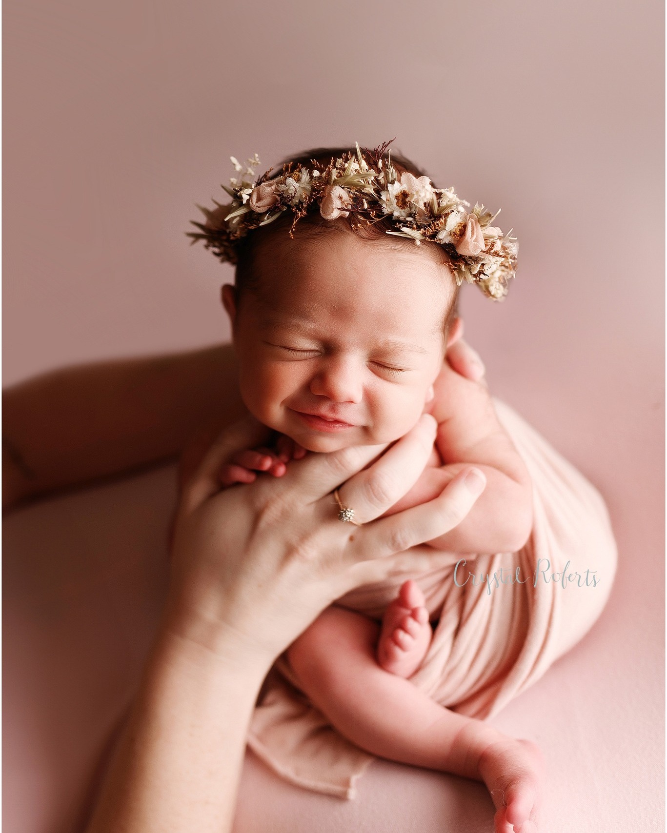 This sweet baby girl stole the show during her session! We started with her swaddled up, looking as precious as can be. But when she decided it was time to wake up, we embraced the moment and captured her in her mama’s hands.
#NewbornPhotography #TimelessMoments #GoldenLight #PureLove #MotherAndBaby #NewbornSession #PreciousMoments