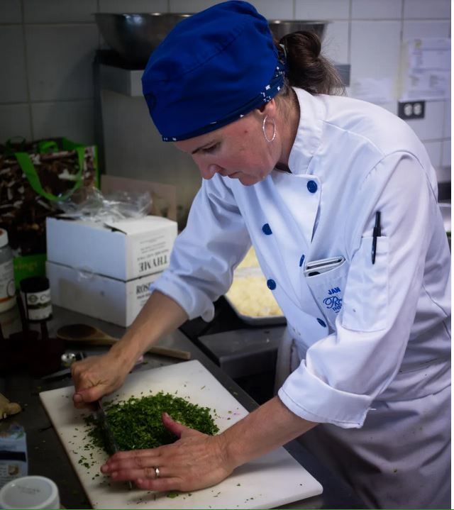 ATELIER CUEILLETTE ET CUISINE SAUVAGE dans les Cévennes
Rejoignez Jan et moi le 24 mars dans son Gîte dans les Cévennes pour une journée de cueillette et cuisine des plantes sauvages.
Jan est cheffe et s'est spécialisée dans la cuisine anti-inflammatoire. Ses repas sont sans gluten, sans laitage mais 100% saveurs et santé!
Le matin, après une cueillette de plantes de saison, nous préparons notre repas de midi dans sa cuisine pédagogique pour ensuite le partager dans une ambiance joyeuse et conviviale
Envie de profiter de ce moment d'évasion en lien avec la nature et le bien-être?
Nous avons hâte de vous retrouver ce dimanche à Le Bouzigaud, Cros 30170,
Les inscriptions se passent ici : https://lagoose.fr/fr/contactez-moi/