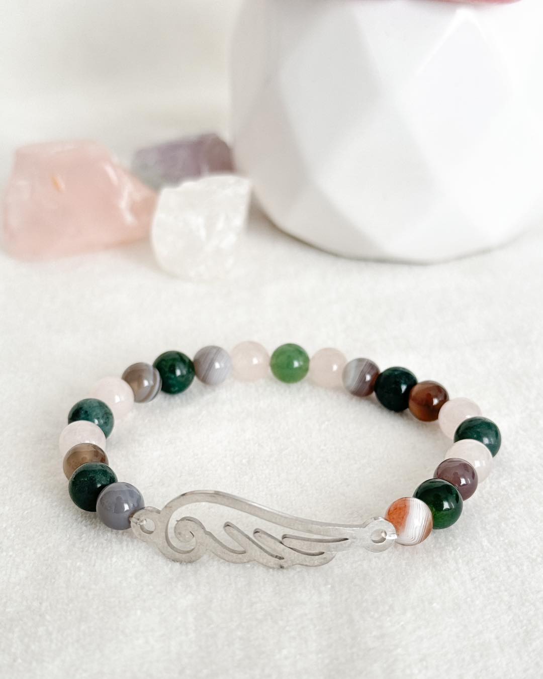 💎 Compagnon intuitif 💎
Ce bracelet en agate mousse, agate de botswana et quartz rose a été créé pour une client.
Chaque pierre a été choisie avec soin pour l’aider à reconnaître sa propre valeur, de s’aimer telle qu’elle est.
L'agate mousse, l'aide à se connecter à la nature et à elle-même. L'agate de botswana, quant à elle, favorise l'équilibre émotionnel et la paix intérieure. Enfin, le quartz rose, pierre de l'amour inconditionnel, lui rappelle la beauté de son être et l'ouvre à la compassion. 💗
Ensemble, ces pierres travaillent en harmonie pour la soutenir dans sa quête d'authenticité et de bien-être.
Le compagnon intuitif est bien plus qu'un simple bijou, il est un véritable outil d'évolution personnelle ! 💎
#agatemousse #agatedebotswana #quartzrose #lithothérapie #estimedesoi #bienêtre #équilibreémotionnel #paixintérieure #évolutionpersonnelle #selflove