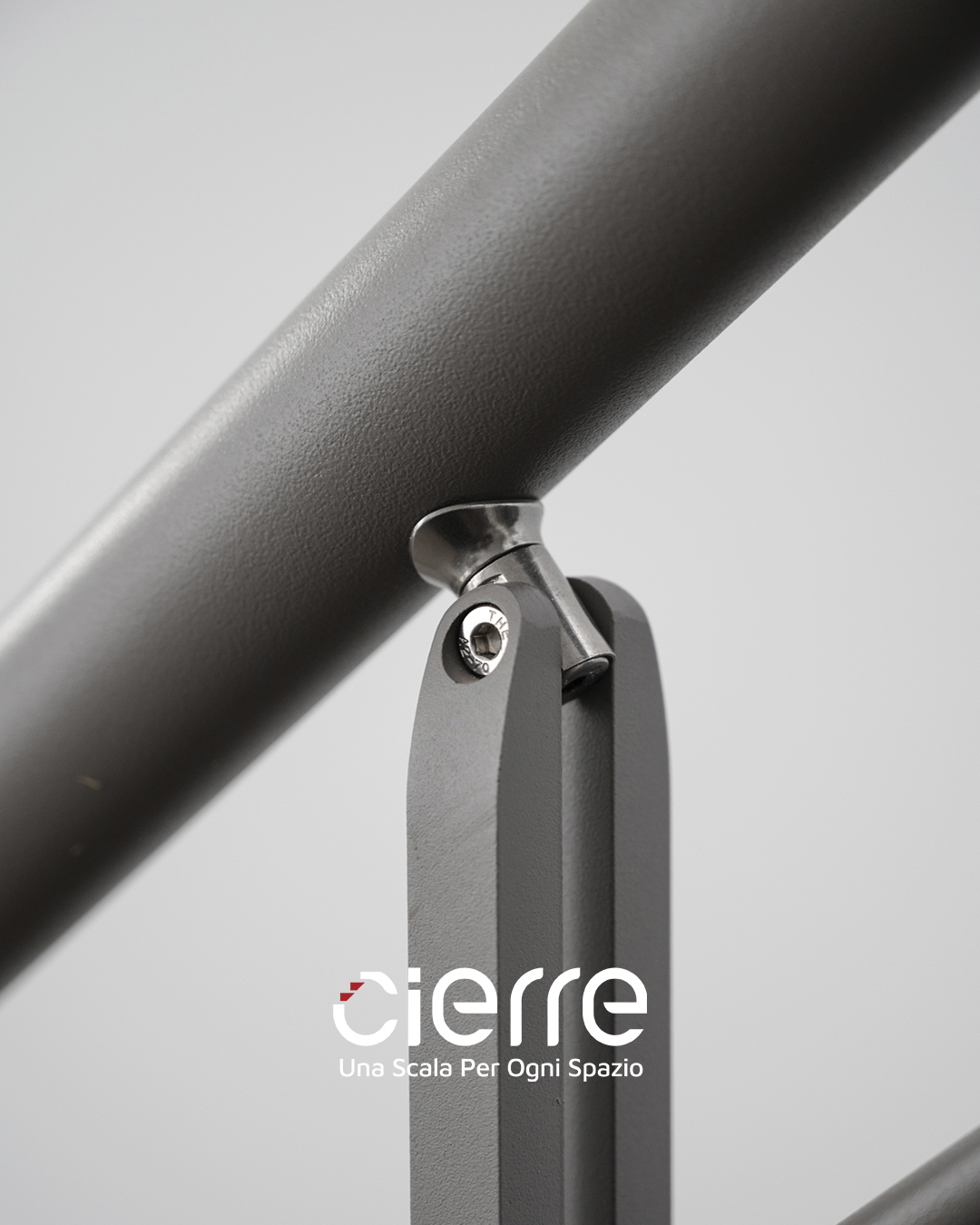 I dettagli sono ciò che trasforma un semplice oggetto di arredamento in un capolavoro e conferiscono personalità e carattere allo spazio.
#ScalePerInterni #DesignInterno #ristrutturarecasa #ScaleDiLusso #ScaleModerne #ScaleInAcciaio #RinnovaLaTuaCasa #IspirazioneDiDesign #Innovazione #madeinitaly #cierrescale #ringhiere #interiordesign #stilecontemporaneo