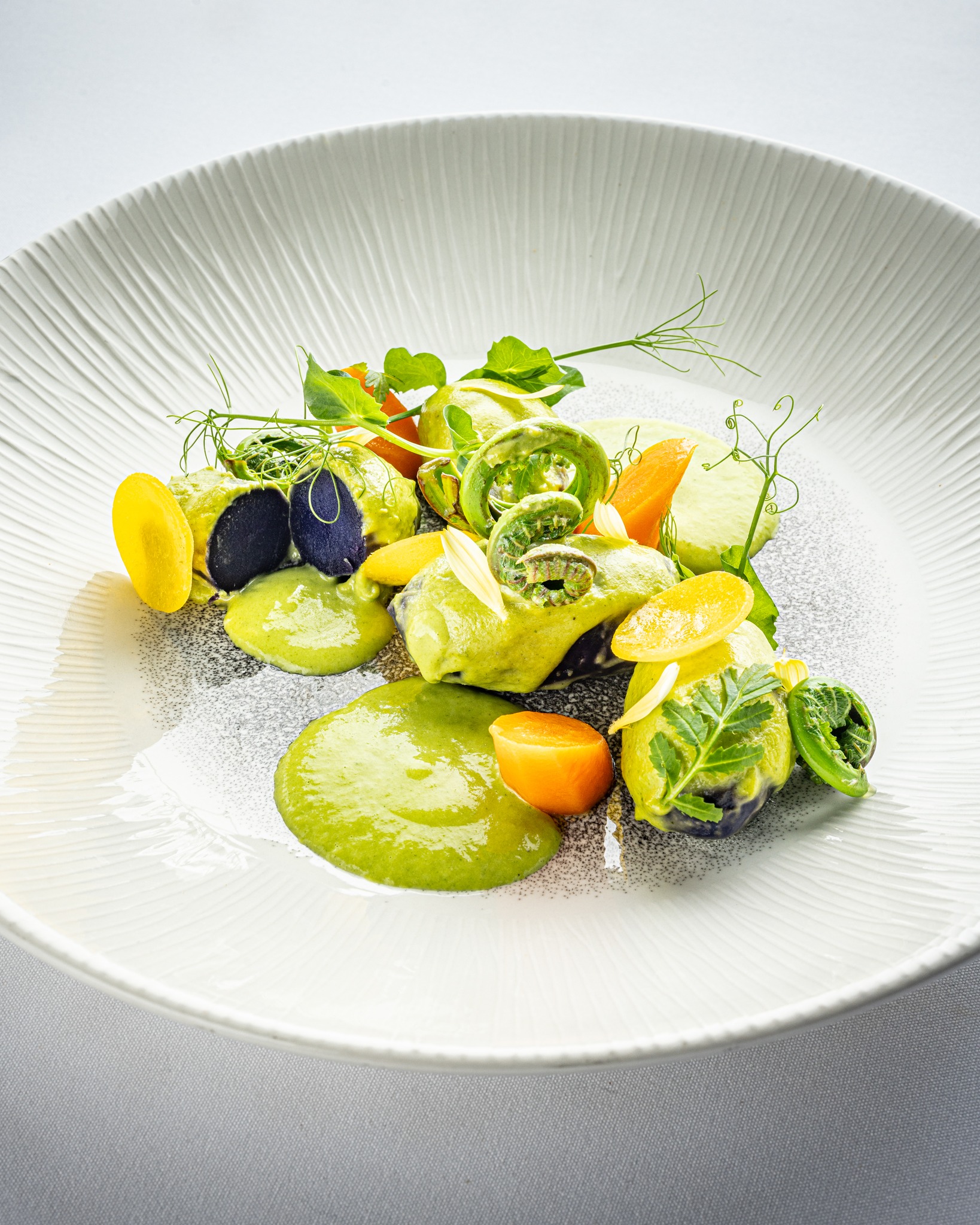 Découvrez notre plat végétarien mettant en valeur les délices des légumes de saison. Notre création met en scène la pomme de terre bleu Artois, de la carotte croquante, du jaune d’œuf onctueux, de délicates têtes de violon, le tout sublimé par une sauce aux poireaux et à la livèche.
Chaque bouchée est une explosion de saveurs fraîches et raffinées, offrant une expérience gastronomique inoubliable qui célèbre la richesse de la terre et de ses récoltes saisonnières.
📸 @lyraphoto