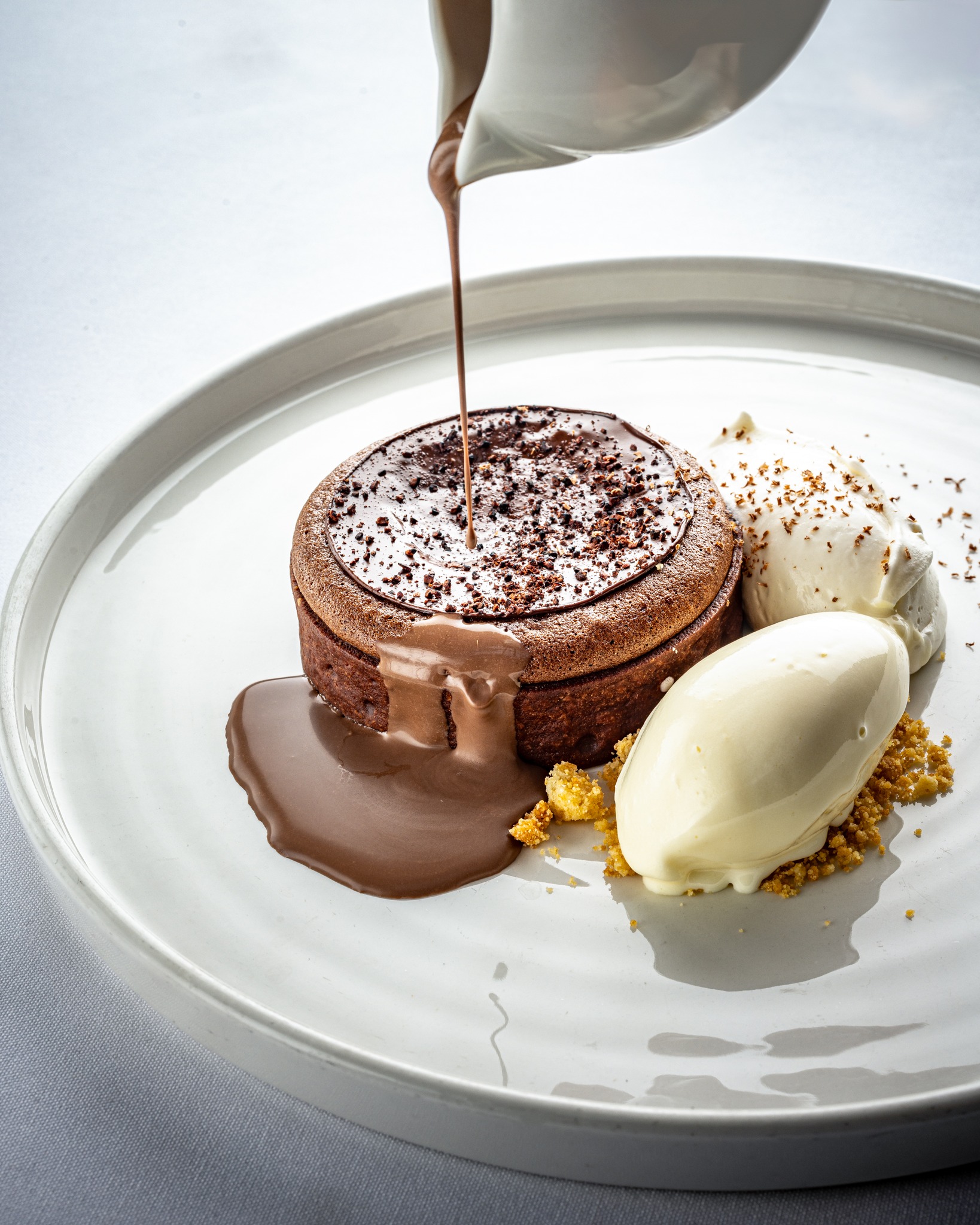 Résister à notre irrésistible tartelette soufflé au chocolat et caramel vanille ? Mission impossible ! Une douce tentation chocolatée avec sa mousse au bois d’érable et sa sauce au chocolat fumé, le tout accompagné d'une glace de foin d’odeur pour une expérience gustative audacieuse et inoubliable.
📸 @lyraphoto