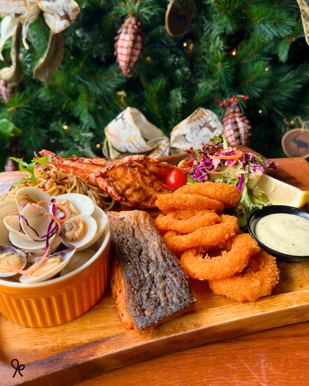 "It's the most wonderful time of the year." 🎄✨ Celebrate Christmas with our Seafood Platter featuring the freshest ocean treasures seasoned with festive cheer. Food definitely tastes better when it's shared with your family and friends!
Available now till 31 Dec. Make your reservations early via our website!