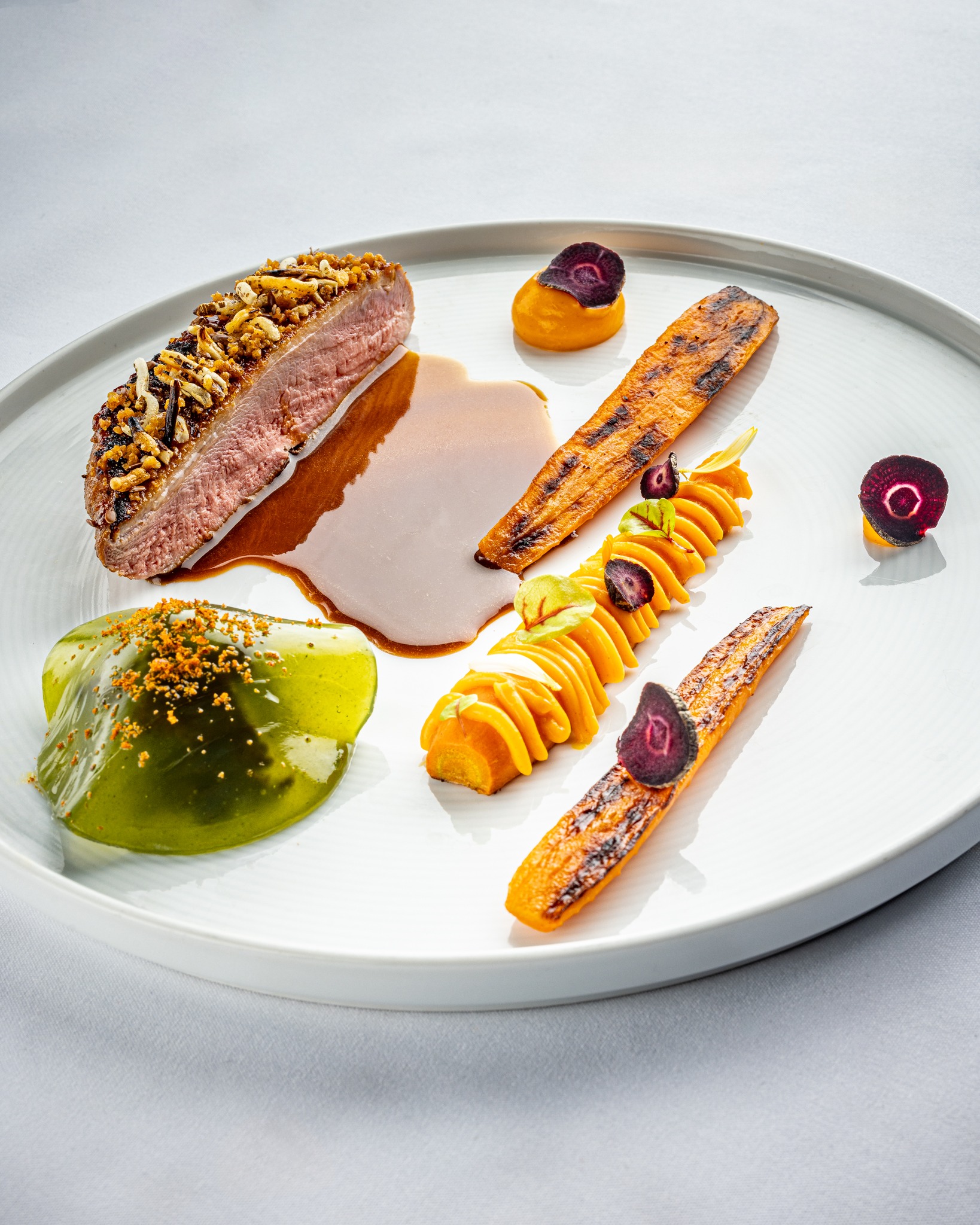 Découvrez notre délicieuse création culinaire : le Suprême de canard de la ferme Le Canard Goulu.
Ce plat raffiné met en avant la tendreté et la saveur unique du canard, sublimé par une déclinaison inventive de carotte. Savourez la carotte braisée, brûlée et caramélisée, chaque préparation apportant une texture et un goût distinct. Pour parfaire cette harmonie de saveurs, un jus d’argousier délicat vient lier tous les éléments, offrant une expérience gustative inoubliable.
Bon appétit !
@lecanardgoulu