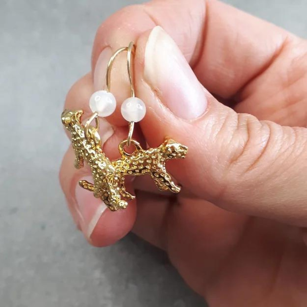 Almost Easter🐣🌸
As we celebrate the renewal of life and the arrival of spring, let's also honor the essence of fertility and rebirth that resonates deeply with moonstone. 🌱
When wearing a gem like moonstone you're inviting in a wave of peace, balance, and the sweet whispers of dreams.
Hindu tradition associates the stone with the divine feminine principle and considers it a symbol of love. It is often given as a traditional wedding gift.
Let's get ready for spring!
Stay Wild! ✌🩷
#gemstonelover #GemstoneMagic #wildstonesamsterdam #gemstoneshop #gemstonejewelry #gemstonehealing #crystallovers #edelsteensieraden #amsterdam #crystalshop #spirituality #harmony #dutchbrand #gemstonebeads #crystalloversofinstagram #spiritualgrowth #moonstone #moonstonemonday #moonstonejewelry #moonstonebracelet #moonstonejewellery