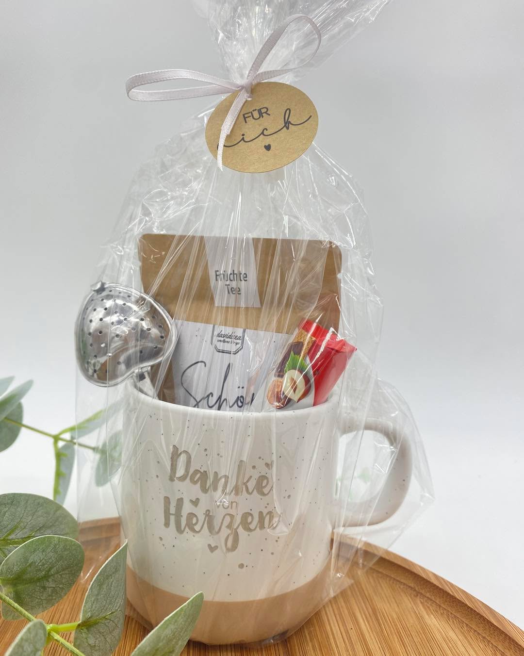 Manchmal braucht es nicht viele Worte, um zu zeigen, wie dankbar man ist.
Ich habe zwei kleine Geschenksets zusammengestellt – für zwei Herzensmenschen, die in einer schwierigen Zeit einfach da waren. Ohne große Fragen. Einfach so.
Die Sets bestehen aus:
– einer gravierten Tasse aus Keramik
– einem Tee mit einer besonderen Botschaft
– einem Herz-Teesieb
– und einem Schokoriegel für die Seele
Kleine Dinge, die von Herzen kommen. Und vielleicht genau zur richtigen Zeit ankommen.
Gerne stelle ich auch dir auf Anfrage so ein Set zusammen 🫶
#kreativveredelung #vorau #personalisiert #dankeschön #geschenkset #handgemacht #keramiktasse #herzensmensch #kleinefreude #schenkenmitliebe #auftragsarbeit #unikat #lasergravur #selbstgemacht #geschenkidee #handmadebusiness #regionalekunst #liebezumdetail #emotionalegeschenke #tassemitgravur #einfachdanke #kleinunternehmen #schenkenmachtfreude #wertschätzung #besonderermoment #handmadewithlove #kaffeeliebe #teezeit #geschenkmitherz #fürdichgemacht
Geschenkset Dankeschön, gravierte Tasse, personalisiertes Geschenk, Tee mit Botschaft, Geschenk für besondere Menschen, kleine Aufmerksamkeit, Geschenk mit Herz, handgemachte Geschenkidee, emotionale Geschenke, liebevolle Kleinigkeit, Geschenkset individuell, Keramiktasse mit Gravur, Geschenkidee für Freunde, regionales Handmade, Tee Geschenkset