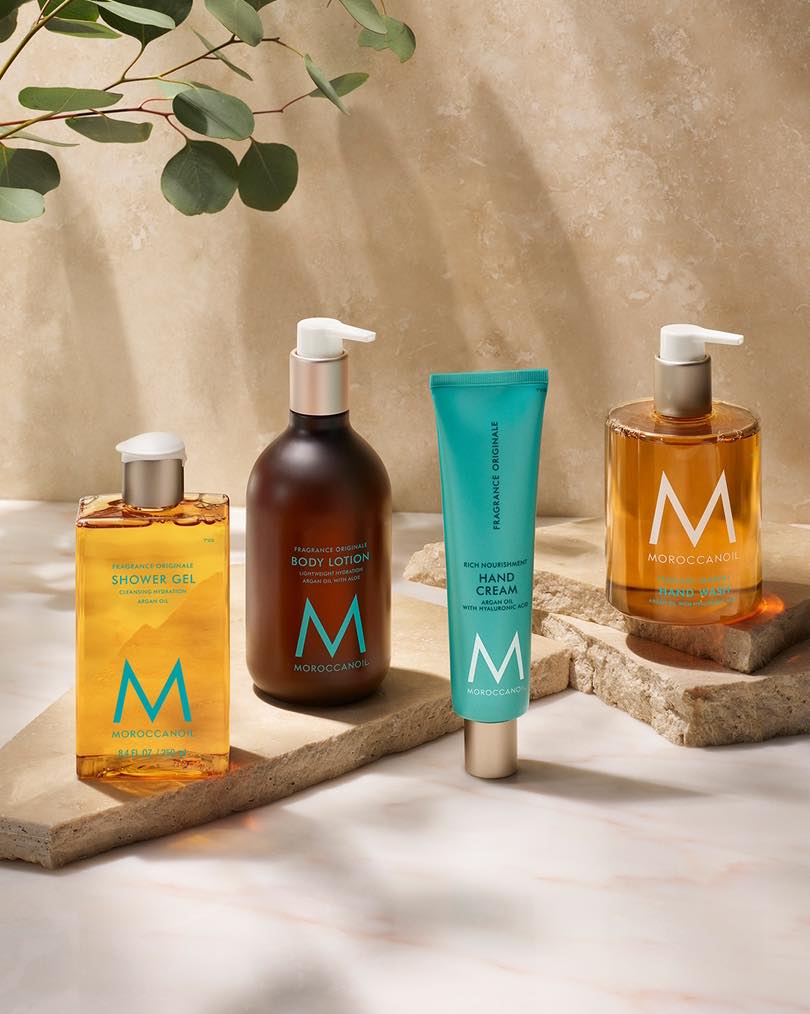 Nog op zoek naar het ideale cadeau voor je geliefde? ❤️
Verwen haar met een luxe Body Care Set of Hand Care Set van Moroccanoil!
Of kies voor een cadeaubon, zodat ze zelf iets leuks kunnen uitkiezen. 💆♀️
Kom langs in het salon en scoor het perfecte geschenk! 🎀