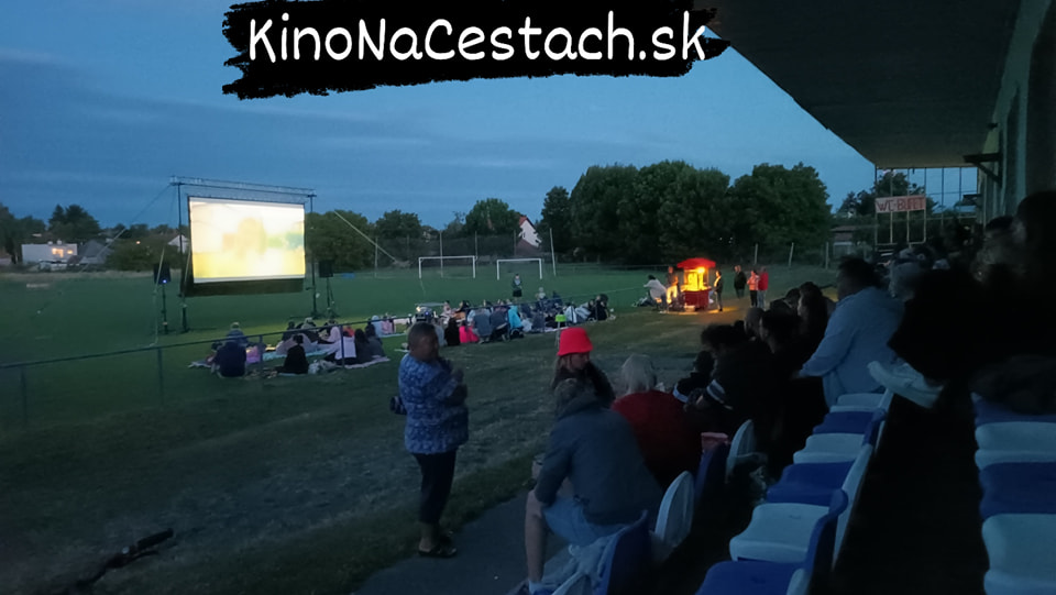 První naše kino na Slovensku 📽️🥂🥳
#mobilniletnikino #kinonacestach #cierneklacany #čiernekľačany #KinoNaCestachSK #MobilneKino