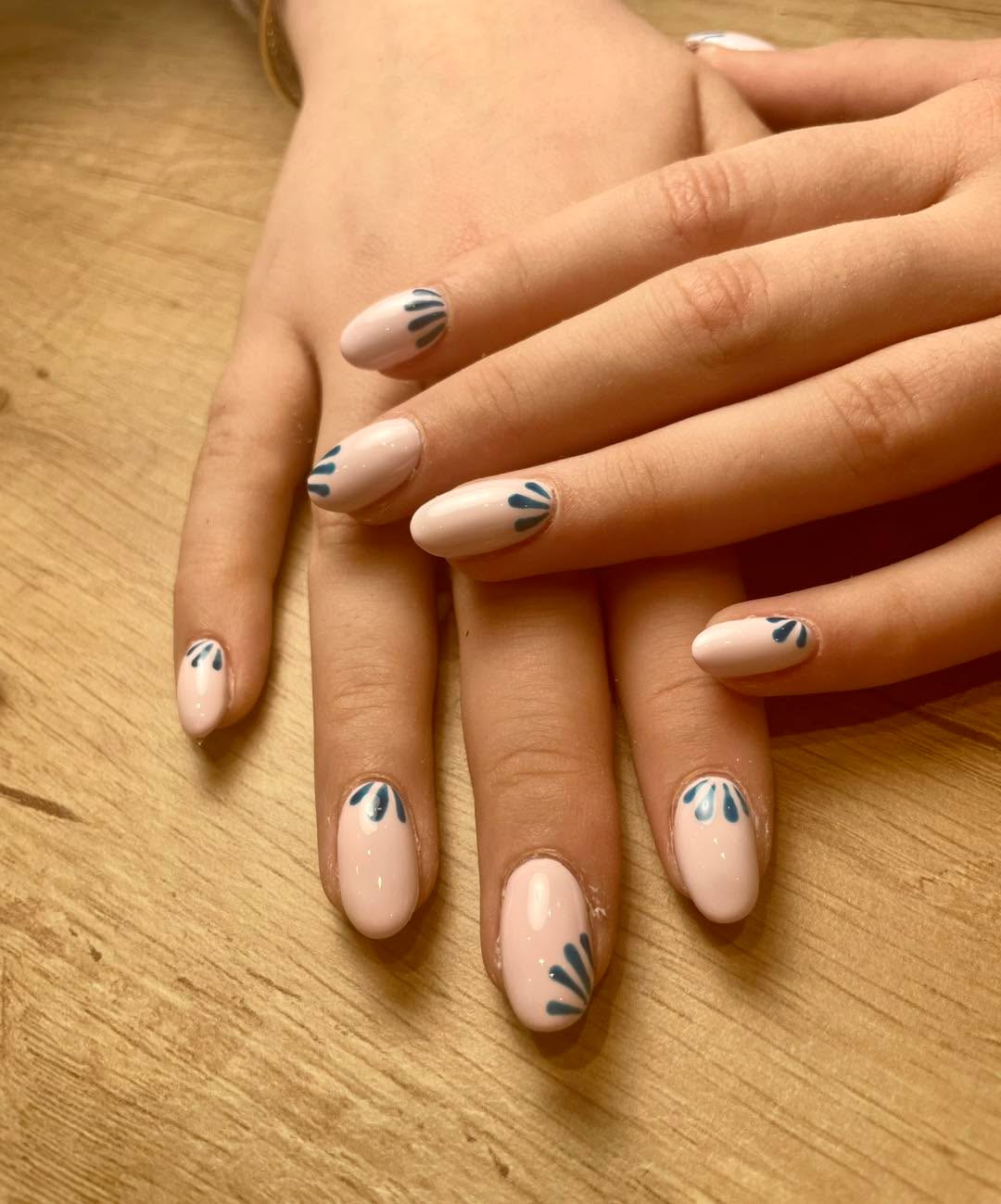 Nude nagels met een subtiele touch van blauw. Stijlvol en tijdloos! 💙💅
#NailArt #StijlvolleNagels #gelnails #neonail #neonailprofessional