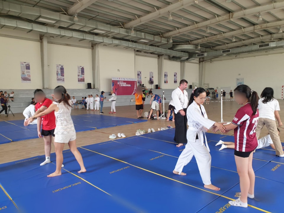 🇻🇳🇵🇱 🥋The summer days are hot and heavy, rain pours like showers, sun shines so hot it burns but we swim and we endure, and get ready for the upcoming seminar. 👊🥋⛩
Busetsukan Dojo
Mondays 20-21.30
Tuesdays 20-21.30
Fridays 20-21.30
Saturdays 18-19.30
4th Floor, 71 Nguyen Chi Thanh, Ba Dinh, Hanoi
#aikikai #martialartslife #vietnam #hanoi #japanesemartialarts #martialarts #bushido #osensei #ueshibamorihei #ueshiba #aikidoka #aikidoaikikai #budo #aikido