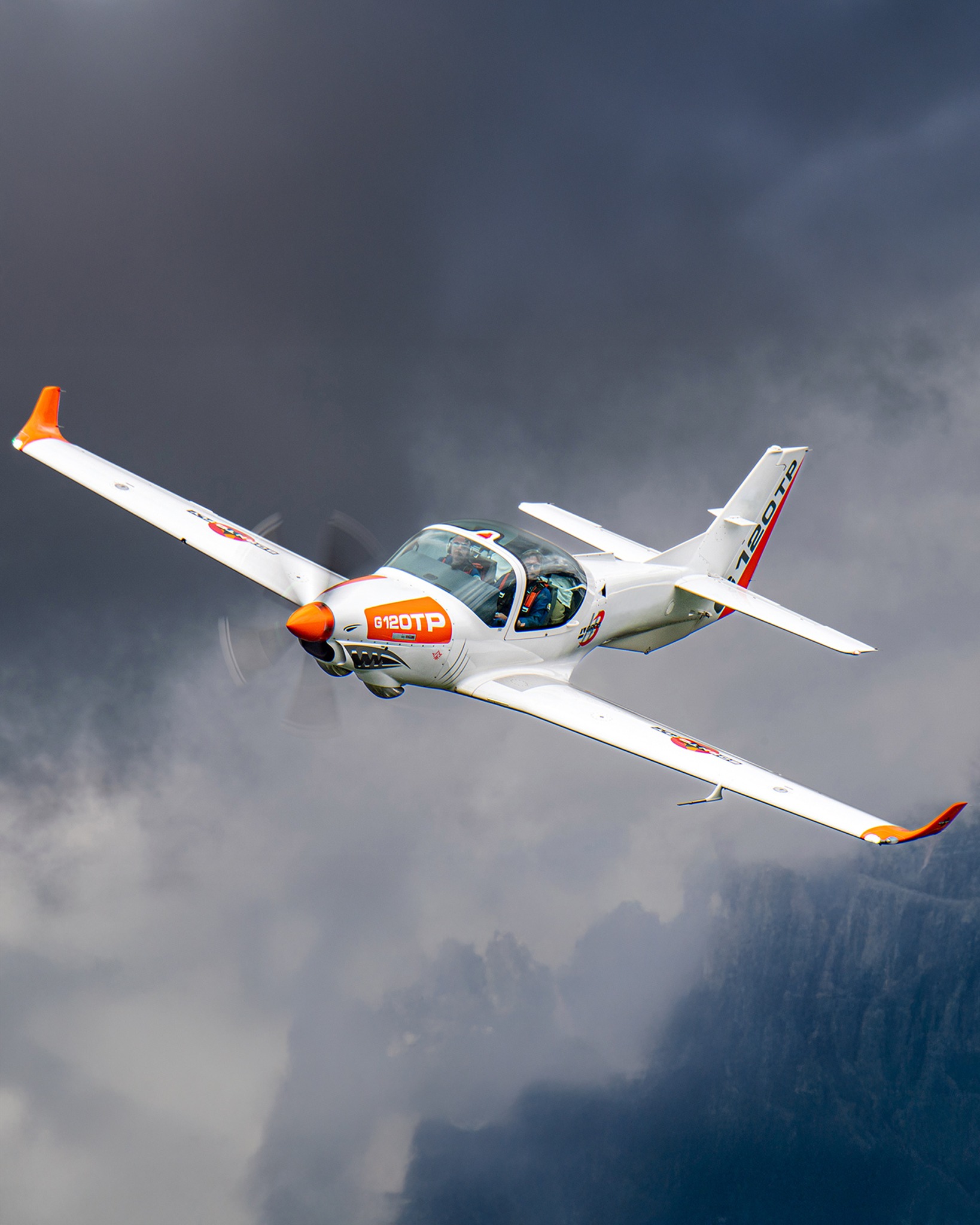 Enhanced visibility for this training aircraft thanks to our engineering!
We love pushing every product to its max – just like in this aviation projects:
Two windows became one in no time! ✈️🔧
.
.
.
#AviationEngineering #ClearVision #Aircrafts #NoLimits #Avionics #VELA