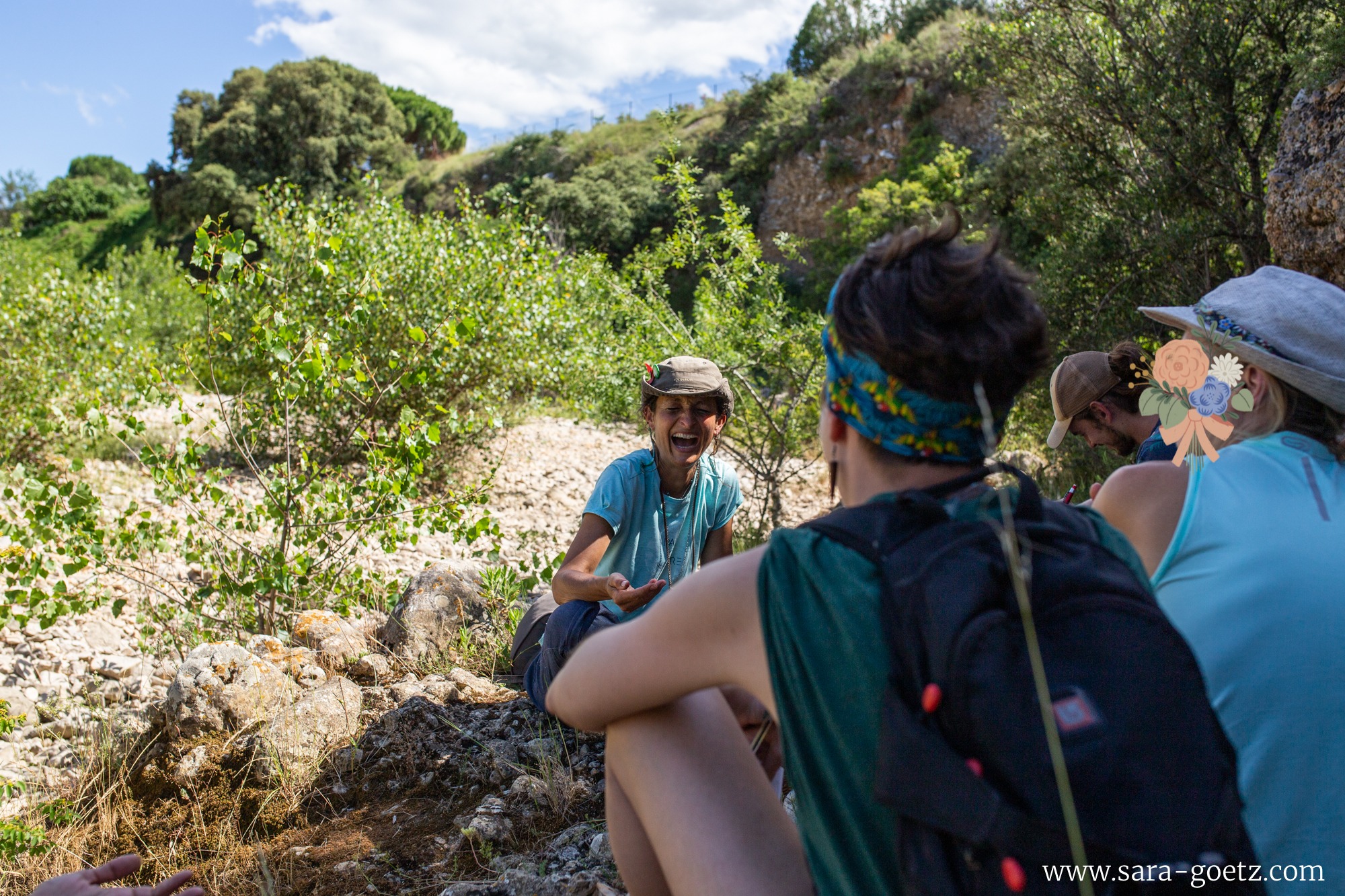 J'ai été contactée récemment par une entreprise bien connue au niveau national qui est en train de mettre en place une plateforme d'achat d'activité nature et bien-être, pour me proposer d'en faire partie et ainsi bénéficier de leur notoriété et leur accompagnement au niveau de la communication.
Ceci avec l'objectif de mettre en avant mes activités et potentiellement acquérir des nouveaux clients.
J'avoue : la proposition était très tentante à la fois par rapport à visibilité qu'elle permettait, à la fois pour mon....EGO :)
Pour autant, ce service bien qu'intéressant, n'était pas gratuit.
J'ai réfléchi un moment et je ne pense pas rejoindre cette plateforme.
Pourquoi?
Parce que dans mon métier, ce qui compte le plus sont la qualité et le partage des connaissances : la qualité des activités proposée, la qualité de échanges et des relations humaines qui se créent à chaque activité partagée. Mais aussi le partage de ces connaissances à mon sens essentielles à des prix accessibles. En rejoignant cette structure, j'aurai dû prendre plus de personnes dans chaque atelier et augmenter les prix.
Nous continuons donc l'aventure avec autant de qualité que possible, à petite échelle et localement!
A bientôt