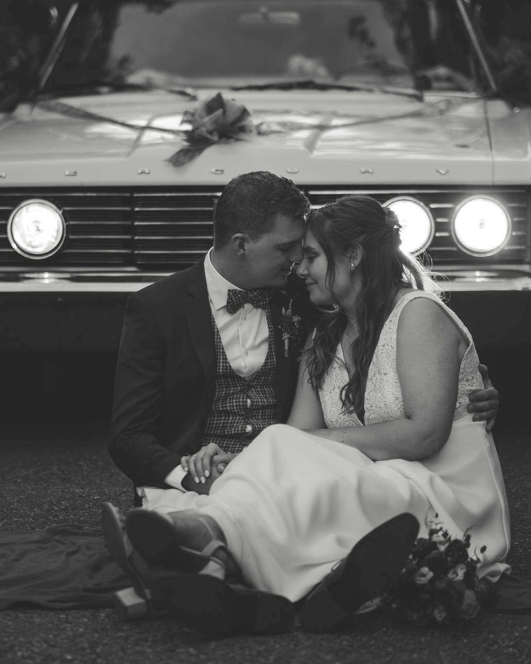 Diese Bilder von M & L wollte ich euch schon so lange zeigen. Aber was lange währt wird endlich gut 😉
🤵♂️ @drome_dar
👰♀️ @__martiinaa_
💄 @corinne.graf.hair.and.makeup
#hochzeitsfotografinbern #hochzeitsfotografschweiz #hochzeitschweiz #hochzeitschweiz2024 #fujifilm #oldtimer #abendfotografie #brautpaar #brautkleid #minaartphotography