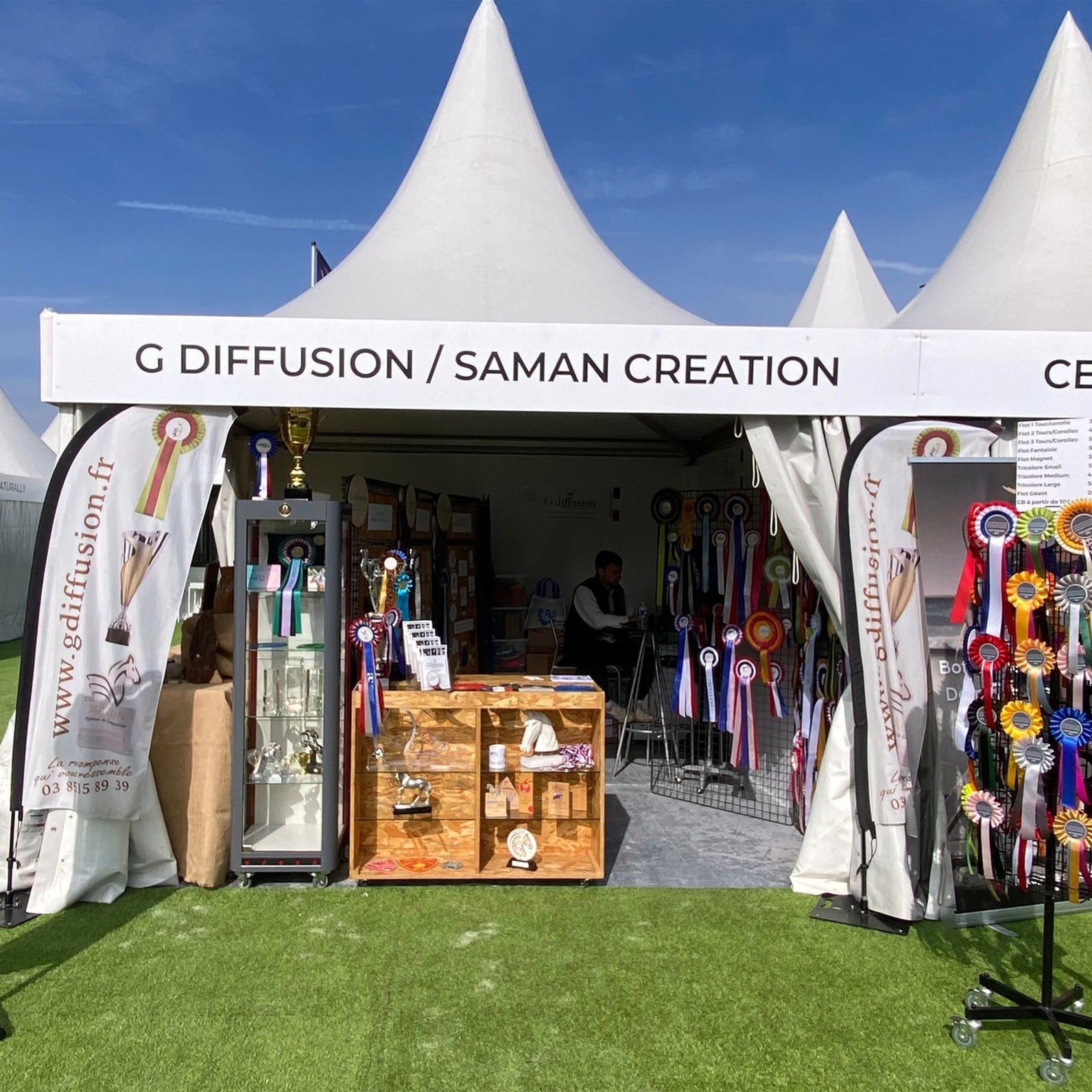 Venez nous rencontrer place des Exposants à Fontainebleau pour le Printemps des Sports Équestres ! 🐎🏆
Nous serons présents jusqu'à dimanche, alors n'hésitez pas à venir échanger avec nous !