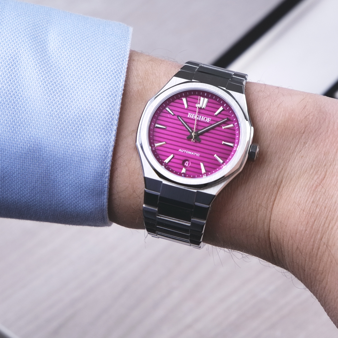 On ne porte pas une montre automatique pour lire l’heure ✨
On la porte pour ce qu’elle représente. Un savoir-faire. Une histoire. Une passion.
Chez BegHof, chaque montre est pensée comme un équilibre entre précision technique et émotion horlogère. Ce que vous portez au poignet, c’est bien plus qu’un outil : c’est un fragment de tradition, un objet qui traverse le temps, souvent transmis de génération en génération.
#MontreAutomatique #Horlogerie #Passion #BegHof #SavoirFaire #DesignHorloger