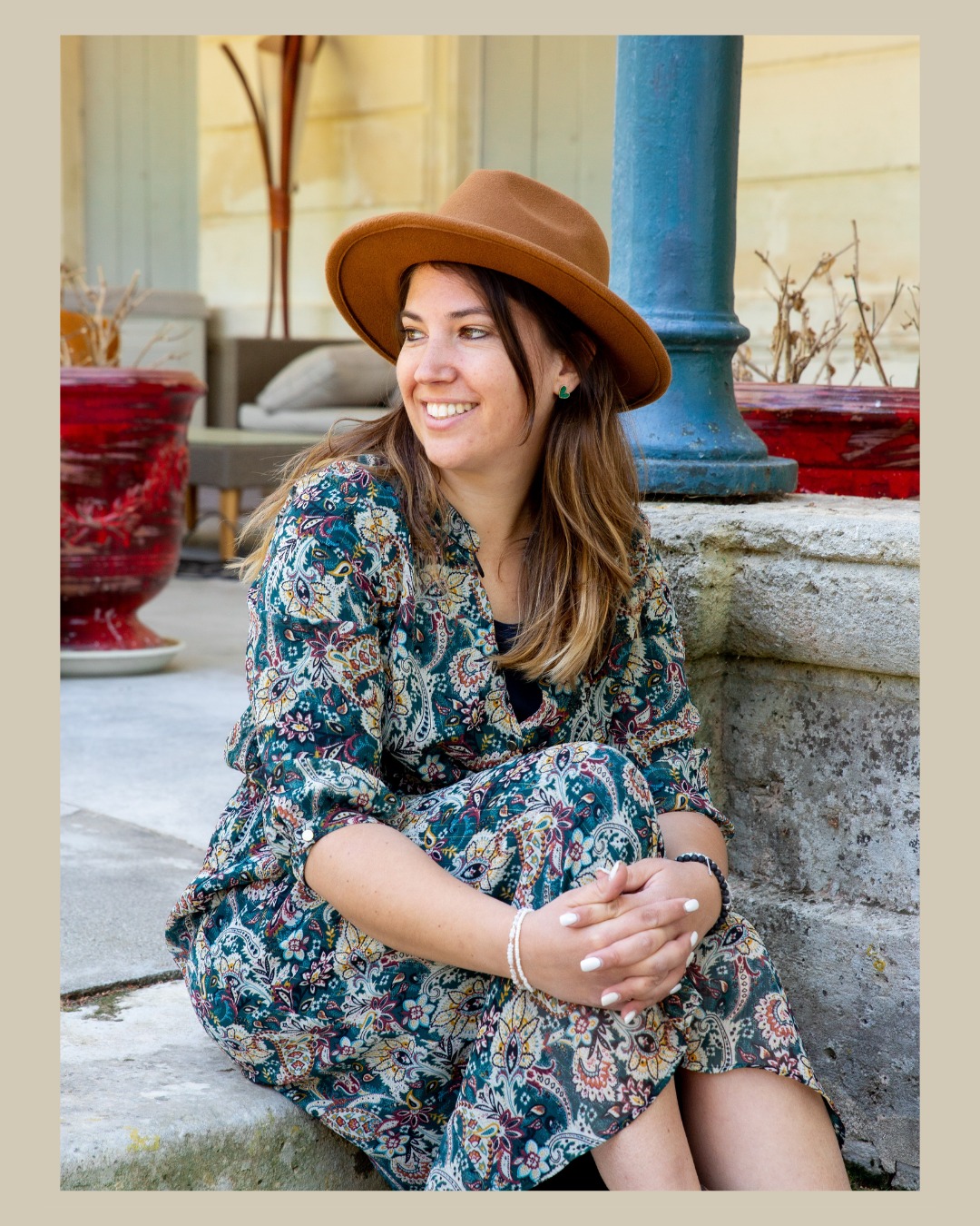 👱♀️REGARD VERS LA SUITE 👱♀️
La période plus calme me permet de faire un point sur la saison passée et la saison à venir. 2024 a été encore une belle année pour ma petite entreprise.
Je la gère seule ce n'est pas toujours facile, entre les demandes, les devis, la com, les réseaux sociaux, remettre les jeux en état, les livraisons, les personnalisations, la comptabilité ... Bref la vie d'un entrepreneur.
Mais quand, je vous rencontre, que je vois le bonheur sur vos visages, je sais pourquoi je fais ça. Je ne changerais mon travail pour aucun autre.
Ca me permet, d'avoir des journées très variées, d'être autonome, de pouvoir organisé mon emploi pour ma famille, de rencontrer de nouvelles personnes tout le temps ....
Alors je me souhaite de grandir encore encore et de participer encore à vos beaux événements.
Merci à @camille.leduc_photography pour ces jolies photos. C'est jamais évident de passer derrière l'objectif.
@chateau_sainte_colombe_de_b