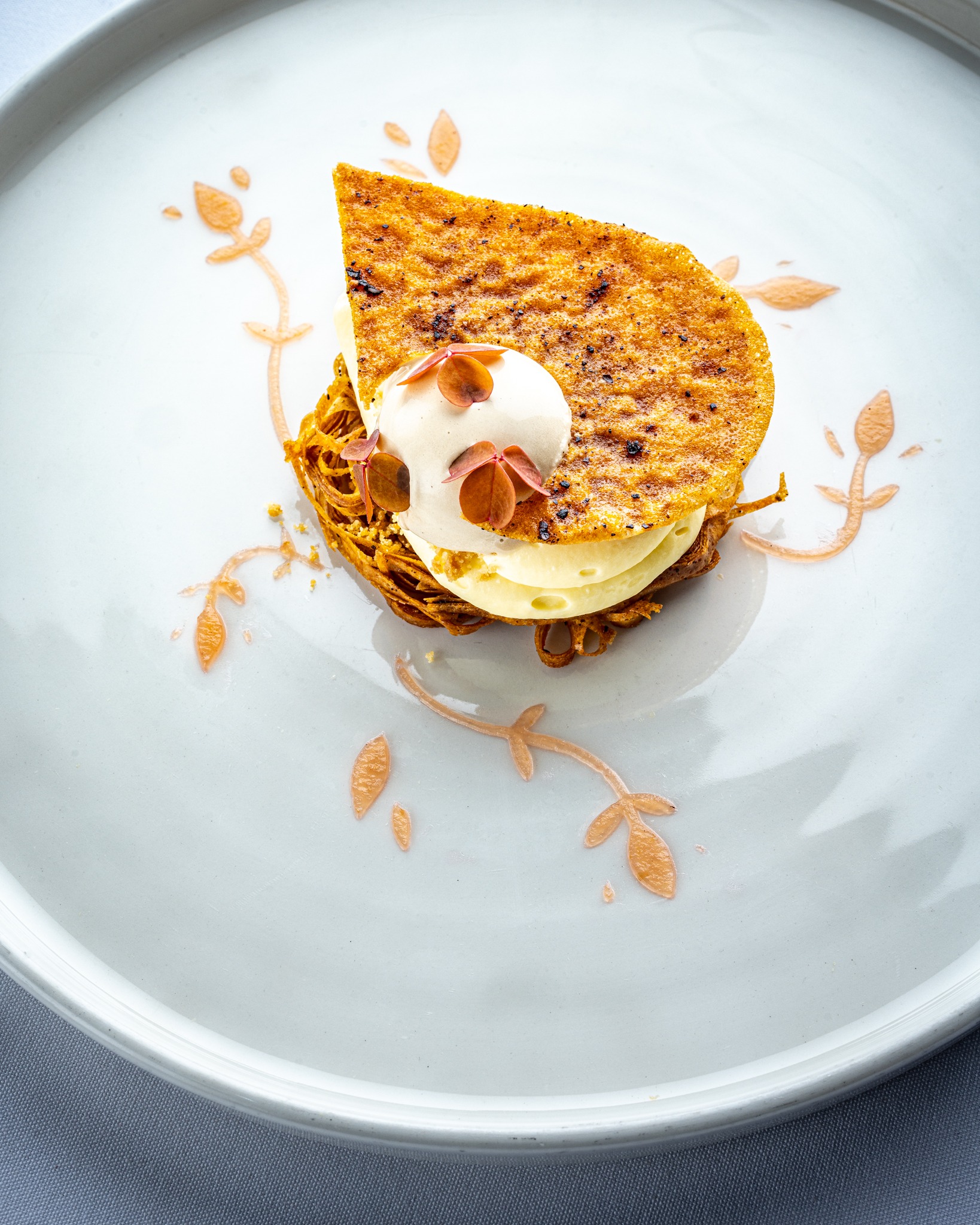 Découvrez notre exquis dessert : un crémeux au yuzu, des suprêmes d'agrumes et une touche enivrante de poivre à la citronnelle. Le tout est enveloppé dans des feuilles de brick croustillantes, accompagné d'une glace au thé Earl Grey pour une expérience gustative inoubliable, mêlant fraîcheur acidulée et douceur délicate.
@titouan_gustus
📸 @lyraphoto