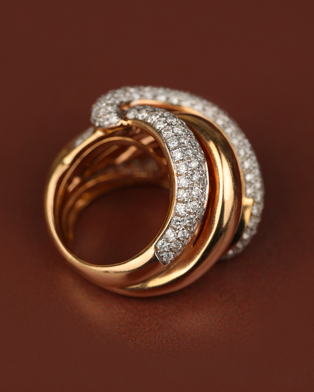 Découvrez cette bague avec un beau volume en or rose 18 carats et par un joli entrelacs de pavage diamants.
Une bague pour femme alliant éclat et modernité.
Ce bijou d'exception est à retrouver dans notre bijouterie Or Déco au 6 rue de l'Annexion - 74000 Annecy.
#orrose #diamants #baguecontemporaine #baguefemme #bijouterieannecy #or18k #annecy #OrDeco