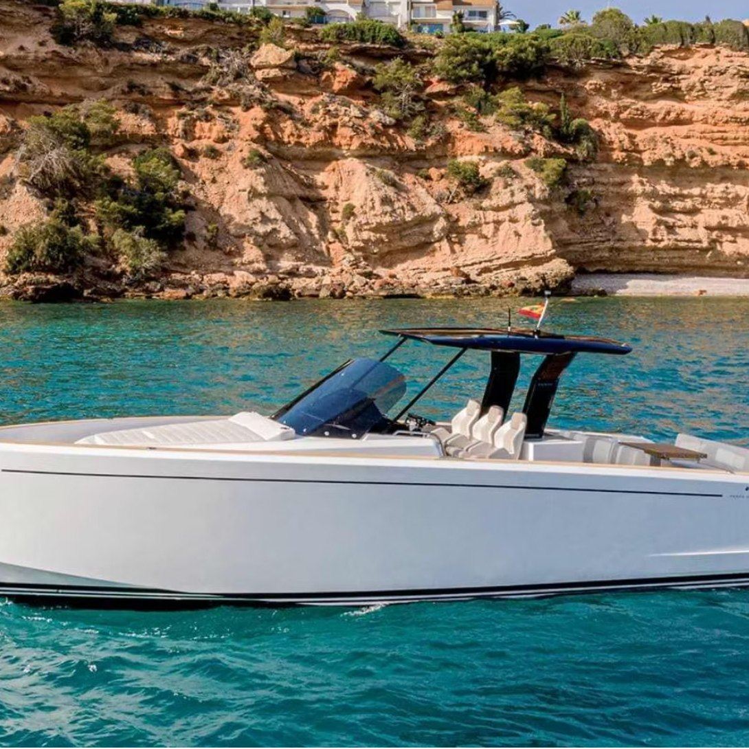 🚤 Le luxe à l’état pur, en mer : Le Pardo 38
À la fois puissant, élégant et ultra confortable, le Pardo 38 est le dayboat idéal pour une journée inoubliable sur la Méditerranée.
☀️ Design italien racé, pont en teck, grands bains de soleil, cockpit spacieux et cuisine extérieure : tout a été pensé pour le plaisir et le confort à bord.
💨 Jusqu’à 45 nœuds de pur plaisir, avec une stabilité et une tenue de mer impressionnantes.
👨👩👧👦 Parfait pour vos sorties en famille, entre amis ou pour un événement privé chic.
À bord : espace, élégance et sensations garanties.
📍 Disponible à la location au départ de Cannes, Antibes ou Saint-Tropez.
✨ Le style, la mer, la liberté.
Réservez votre moment d’exception dès maintenant :
https://www.sachaboatservices.com/pardo-38
#PardoYachts #Pardo38 #YachtingLife #ExperienceLuxe #DolceVita #SachaBoatServices #cannesfilmfestival #2k25 #monacogrand #monaco #lifestyle