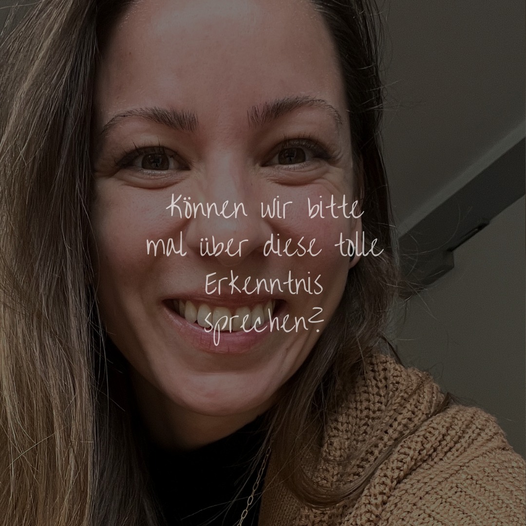 Und können wir bitte auch mal diese wichtige Sache verstehen?
👩💼Daniela hatte ein Gespräch mit mir und fand es unglaublich bereichernd, dass sich das Thema Finanzen, das ja eigentlich so "trocken" und "uninteressant" ist, so viel Tiefgang haben kann. YES 💯
Hinter deinen Geldthemen stecken nämlich nicht immer nur fehlende Bildung, falsche Strategien oder ein "ich kann halt einfach nicht mit Geld umgehen"!
Hinter deinen Geldthemen stecken auch unterdrückte Emotionen, negative Glaubenssätze und Gefühle wie Scham, Wut und Angst...
Nicht ohne Grund empfinden wir Geldthemen deshalb oft als schwer und belastend!
Das muss aber nicht so sein! ❌
Du kannst dich jederzeit dafür entscheiden, einen anderen Weg zu gehen.
Du kannst dich dafür entscheiden, dass sich deine Finanzen "leicht" anfühlen dürfen, dir dein Geld Freude bereitet und dass du mit deinem Geld und in deinem Moneymindset wachsen darfst. 🪴
Das Ergebnis? Weniger Stress und Druck in Finanzthemen und ein unglaubliches Wachstumspotenzial in deiner eigenen Persönlichkeitsentwicklung.
Weil Finanzen eben NICHT nur aus Zahlen bestehen!
🧡 Melde dich gerne bei mir für ein unverbindliches Gespräch, erzähl mir bei einer Tasse Tee deine Gedanken zu Geld und lass uns gemeinsam schauen, wie ich dich weiter bei deiner Entscheidung zu mehr Leichtigkeit in deinen Finanzen helfen kann.
wertfrei - authentisch - in einem geschützten Raum 🫶🏻
#finanzenfüranfänger #moneymindset #finanzenfürfrauen #investieren #glaubenssätze #erfolg #wachstum #persönlicheweiterentwicklung