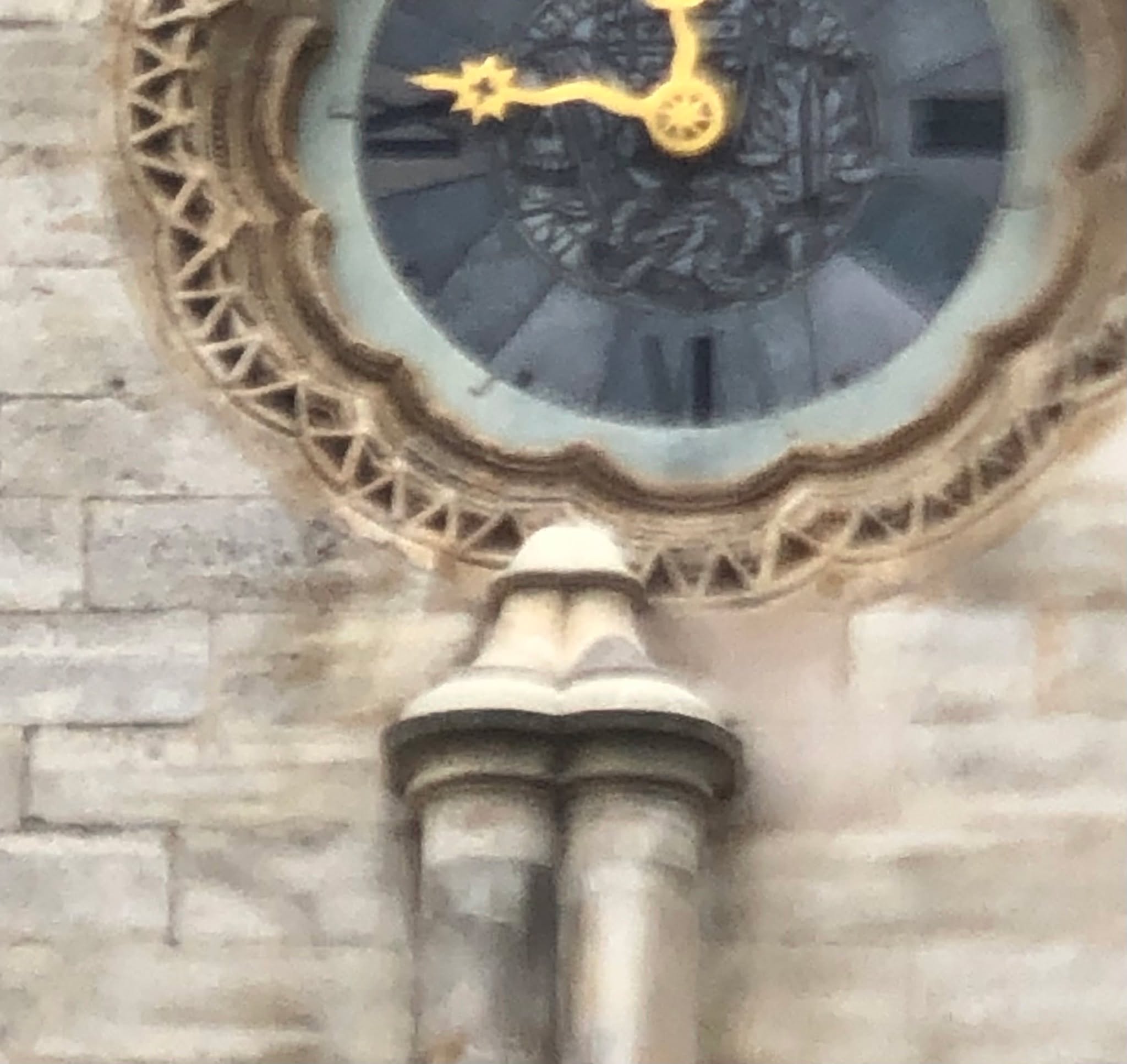 Not the Cotswolds, so way off my patch. But definitely 'Offbeat': these carvings adorn the outside of St Stephen's cathedral in Vienna. What do they represent? Well, they indicate which side men and women should sit, as they were expected to worship separately... Shout if you’ve seen anything similar on a British church.
#offbeatcotswolds #bluebadgeguide #bluebadgeguides
#britainsbestguides #Cotswolds #churchesofengland #vienna
#englishcountryside
#explore_britain_ #traveling_uk
#photosofengland #instabritain #europetravel