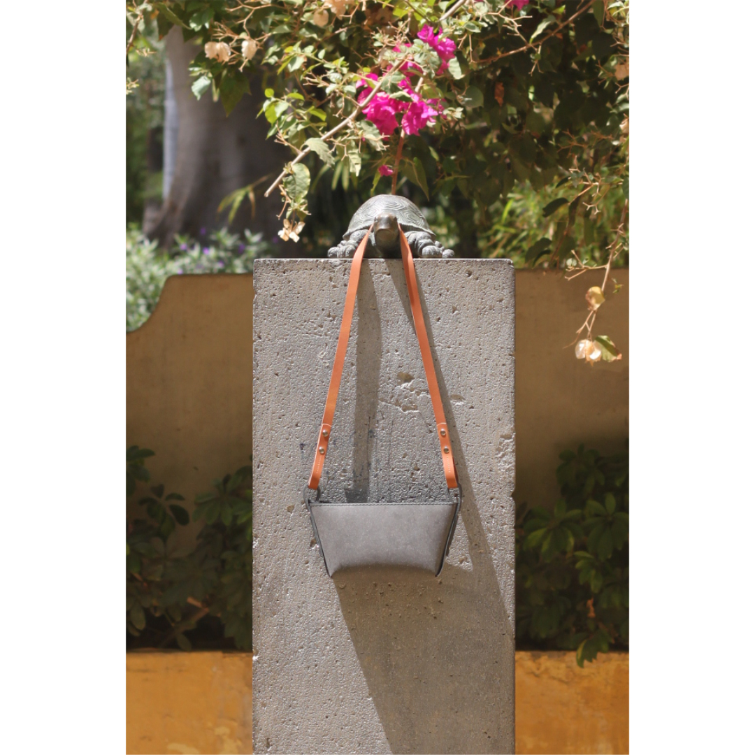 In der Winterausgabe 2024 der #cosmia gibt es Gutscheine für unseren Onlineshop auf übermakel.com zu gewinnen. Einfach das #rätsel lösen und das Lösungswort per Post, E-Mail oder auf cosmia.de einsenden.
Mit den 100€-Gutscheinen könnt ihr z.B. eine unserer sehr beliebten HPS kaufen.
Wir wünschen euch viel Glück!
#übermakel #hps #bauchtasche #taschenbaukasten #cosmia #schrotundkorn #gewinnspiel #gutschein #kunsthandwerk #treuerbegleiter #kleinelabels #slowfashion