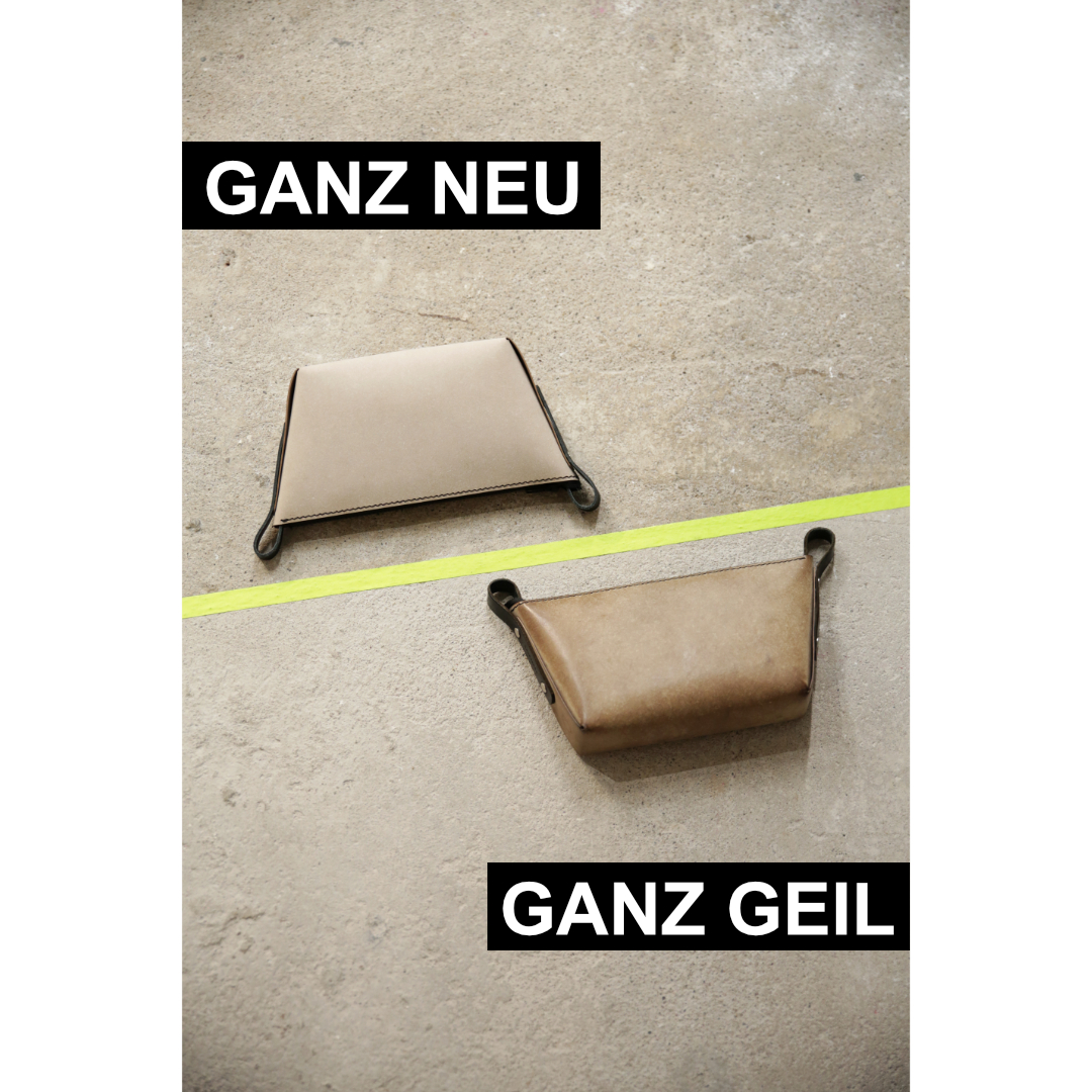 So wie unser #taschenbaukasten besteht auch die #hps hauptsächlich aus #lederfaserstoff.
Das tolle an dem Material:
Es besteht aus Lederresten, die mit Naturkautschuk neu zusammengefügt werden und dabei als Ganzes die Ledereigenschaften beibehalten.
Es riecht wie Leder, es fühlt sich an wie Leder und vor allem altert es wie Leder.
So wird deine Tasche mit jedem Mal Tragen schöner.
Besonders schön passiert das bei unseren beliebten bauchtaschen hps.
Übrigens könnt Ihr in der Winterausgabe 2024 der #cosmia Gutscheine über 100€ gewinnen.
Perfekt, wenn ihr euch noch eine hps gönnen wollt!
Einfach das Rätsel lösen und das Lösungswort per Post, E-Mail oder aus cosmia.de einsenden.
Viel Glück!
#übermakel #spurenderzeit #patina #slowfashion #kleinelabels #kunsthandwerk #recycledmaterials