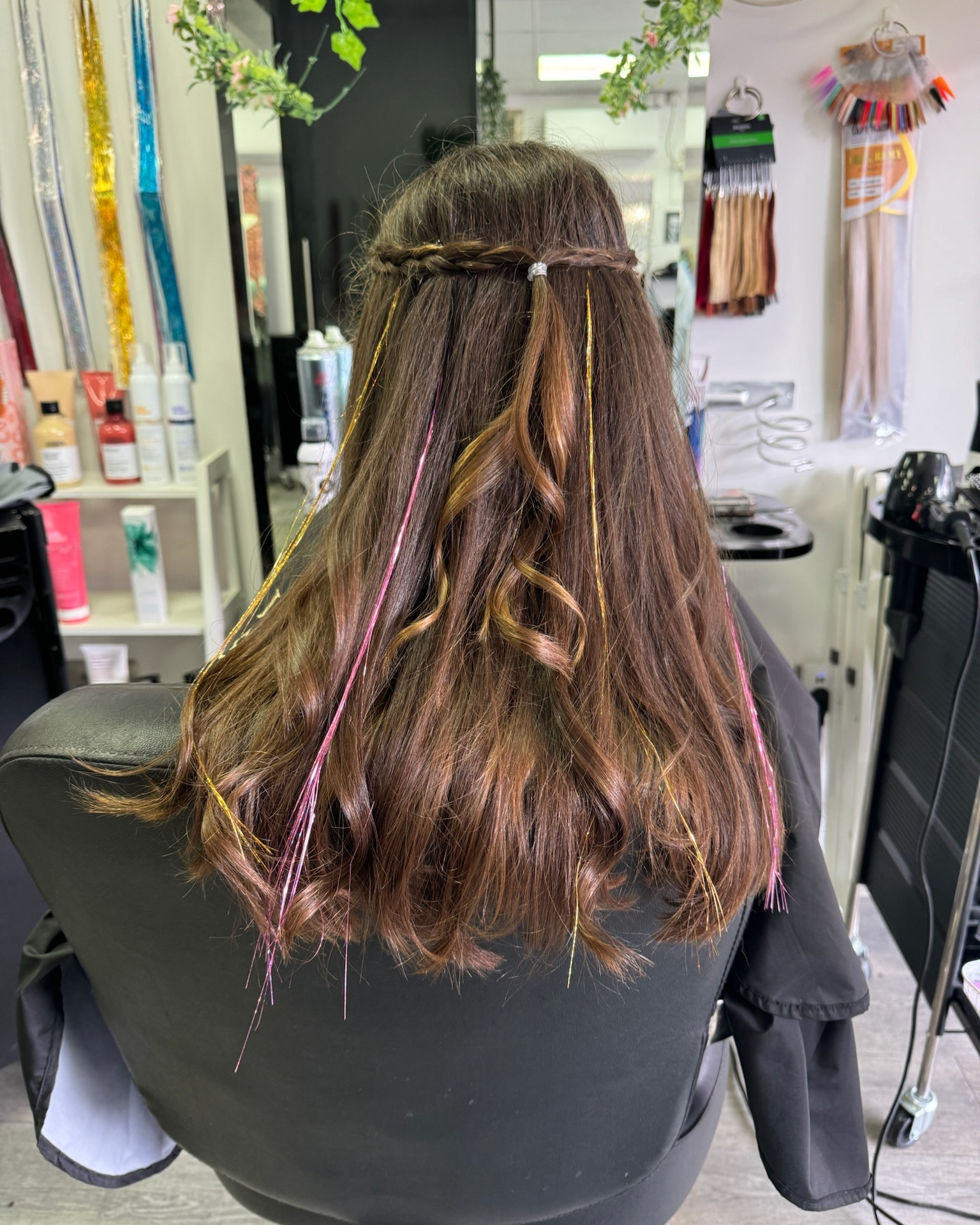 Add a little sparkle to your strands! ✨💫 Tinsel extensions are the perfect way to glam up your look with a pop of shimmer. Whether it’s for a special event or just because, these glittery accents will have you shining bright! 🌟 💇♀️
#MarkJamesHair #TinselExtensions #ShineBright #GlamHair #HairInspo