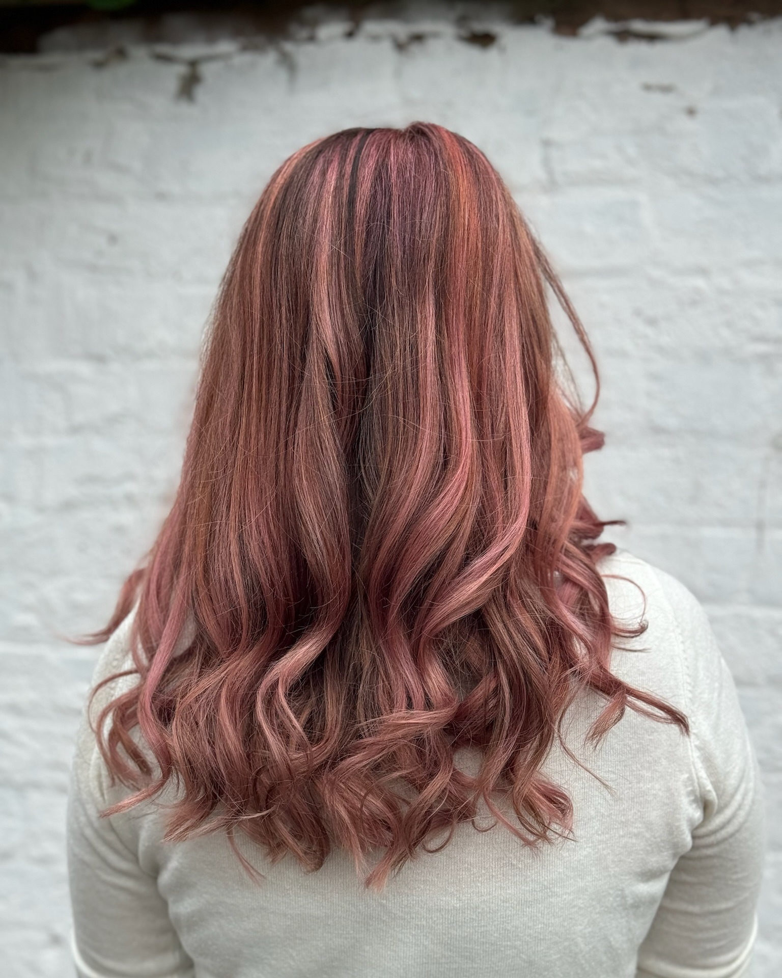Autumn vibes, but make it chic! 🍁✨ We’re in love with this soft rose gold balayage, perfect for adding warmth and dimension to your autumn look. Want a custom colour to suit the season? Book your appointment now and let’s get creative! 🎨💇♀️
#MarkJamesHair #AutumnHairGoals #RoseGoldBalayage #FallHairInspo #HairTransformation