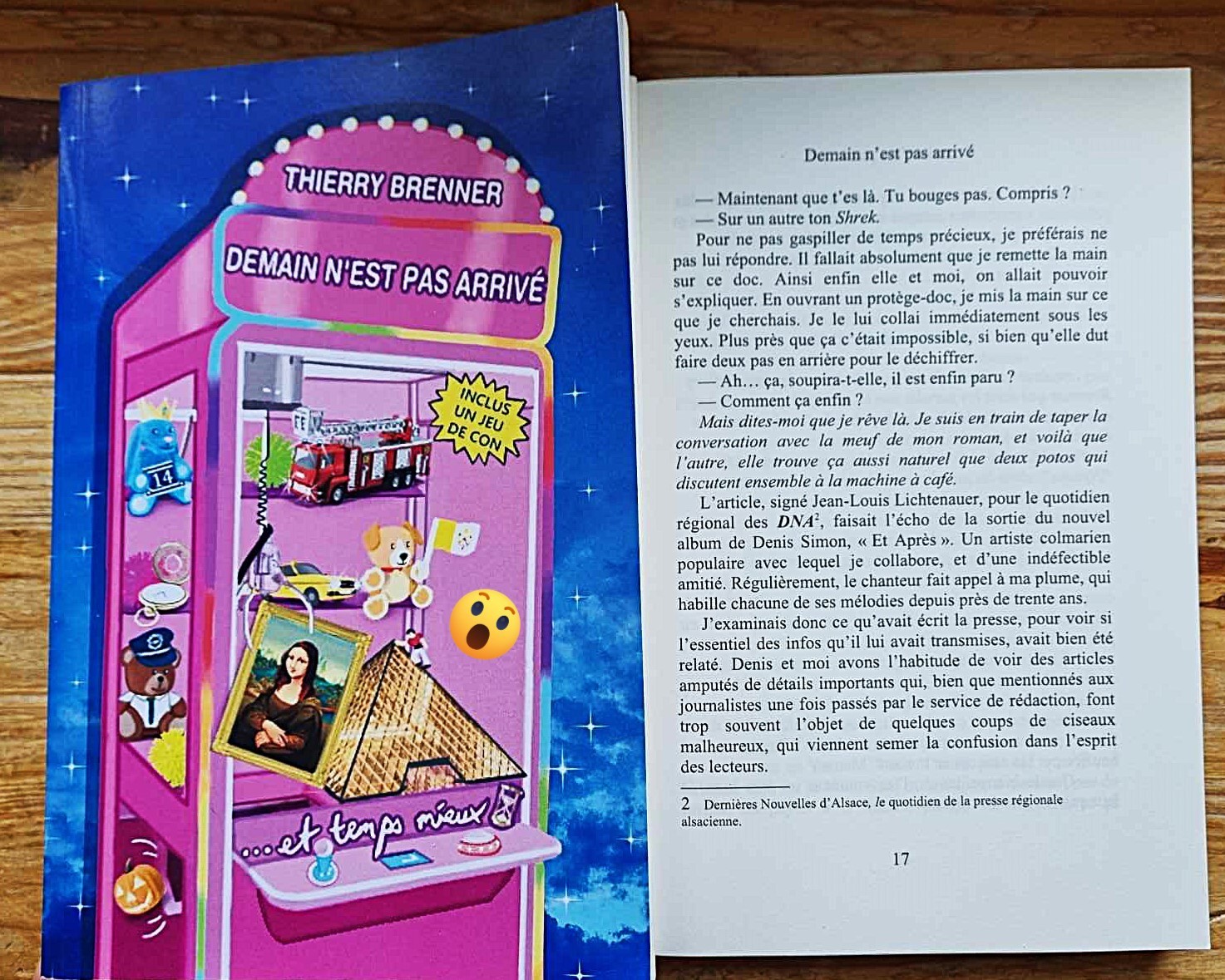 Ce qui se passe quand tu ouvres une page de mes romans. Tu en veux d'autres ?
#extrait #roman #demainnestpasarrivé #deepcomedy thierrybrenner.com
Elles l'ont lu et en parlent https://www.thierrybrenner.com/pasarrive...
Le pitch
Thierry Brenner, écrivain à l'humour mordant, voit son quotidien basculer lorsque Manon Pommeraye, héroïne d’un de ses précédents romans « Elle est Lui » l'entraîne malgré lui dans une aventure improbable au travers le temps. Résultat : il se retrouve contraint de jongler entre poursuivre son manuscrit et mener avec elle une enquête aussi palpitante que risible. Entre un célèbre tableau changeant de forme, une mystérieuse New-Yorkaise, une élection papale et Mona Lisa, il devra se frayer un chemin dans un labyrinthe de mystères. Problème, l’homme de plume est maladroit, inadapté, inquiet, peureux, et atteint de crétinisme avancé. Et encore ce ne sont là que ses qualités. Il peine à suivre le rythme effréné imposé par la jeune femme. Mais peut-on refuser une aventure qu'on n'a pas encore écrite ? Et surtout, Demain arrivera-t'il vraiment ?