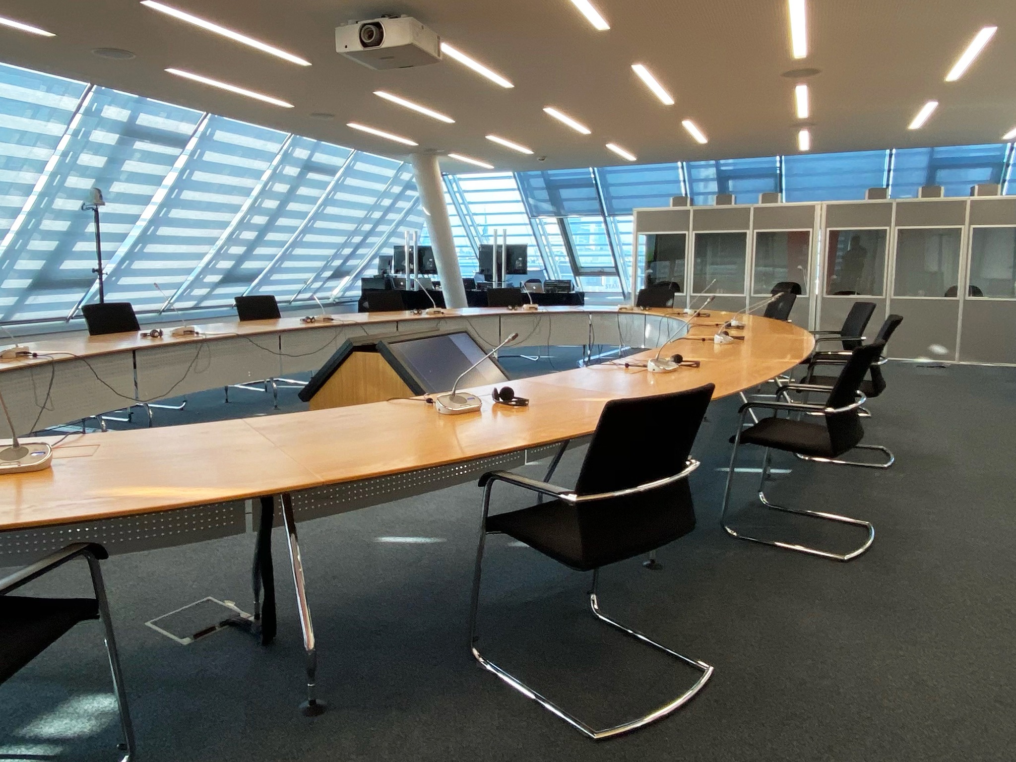 KONGRESS & DOLMETSCHTECHNIK
Konferenzen, Kongresse oder Tagungen - wir liefern die benötigte Dolmetschtechnik zur Simultanübersetzung für live, hybrid oder online Veranstaltungen.
- Konferenzanlagen
- Flüsterkoffer
- Dolmetschtechnik
- Mikrofone & Tischsprechstellen
- Voting Systeme
- Beschallungstechnik
- Leinwände & Displays
- Streaming Equipment
#fantasyevents #fantasy #fantasyeventengineering #eventengineering #tirol #topservice #professionell #zuverlässig #events #live #liveproduktion #kongress #konferenzen #dolmetsch #dolmetschtechnik #conferencing