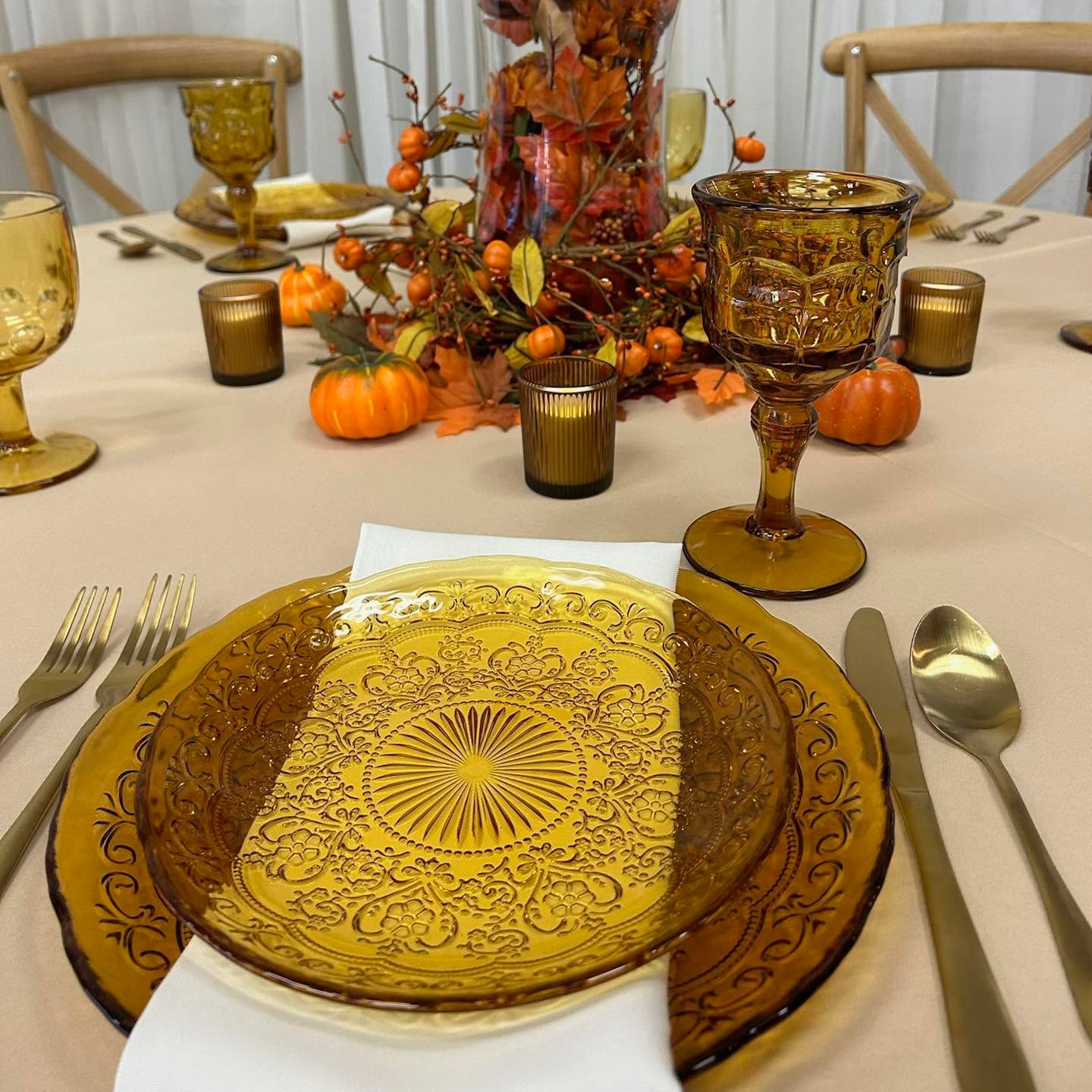 Hosting Thanksgiving? Let us help make your celebration effortless! Our Amber Garden Plates, Assorted Amber Goblets, and Gold Flatware will create a warm, inviting atmosphere for your celebration.
Simplify your holiday preparations—reserve your table setup today! 🦃🍁 #Thanksgiving #EventRentals #FallTableDecor