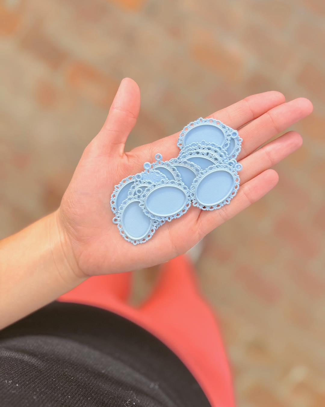 picture charms, but make it •a little something blue• 🦋
I’m obsessed & can’t wait to use one of these for a special bride’s bouquet!