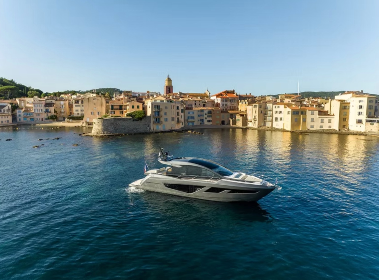 🖤 Puissance, élégance et sensations.
Le Sunseeker Predator 65 incarne l’alliance parfaite entre performance sportive et luxe raffiné.
🚤 Caractéristiques principales :
Longueur : 20,5 m
Motorisation : 2 x Volvo Penta IPS-1350
Vitesse max : 35 nœuds
Capacité : jusqu'à 12 passagers
Aménagements : toit ouvrant en fibre de carbone, cockpit spacieux, plateforme de bain hydraulique, garage à annexe
Parfait pour une journée en mer entre amis ou en famille, de Cannes à Saint-Tropez. Offrez-vous une expérience inoubliable à bord de ce yacht d'exception.
📍 Disponible à la location à Saint-Tropez.
🛥️ Laissez-vous séduire par l’excellence à l’état pur :
https://www.sachaboatservices.com/sunseeker-predator-65
#SunseekerPredator65 #yachtinglife #LuxuryYacht #DolceVita #SachaBoatServices #sainttropez