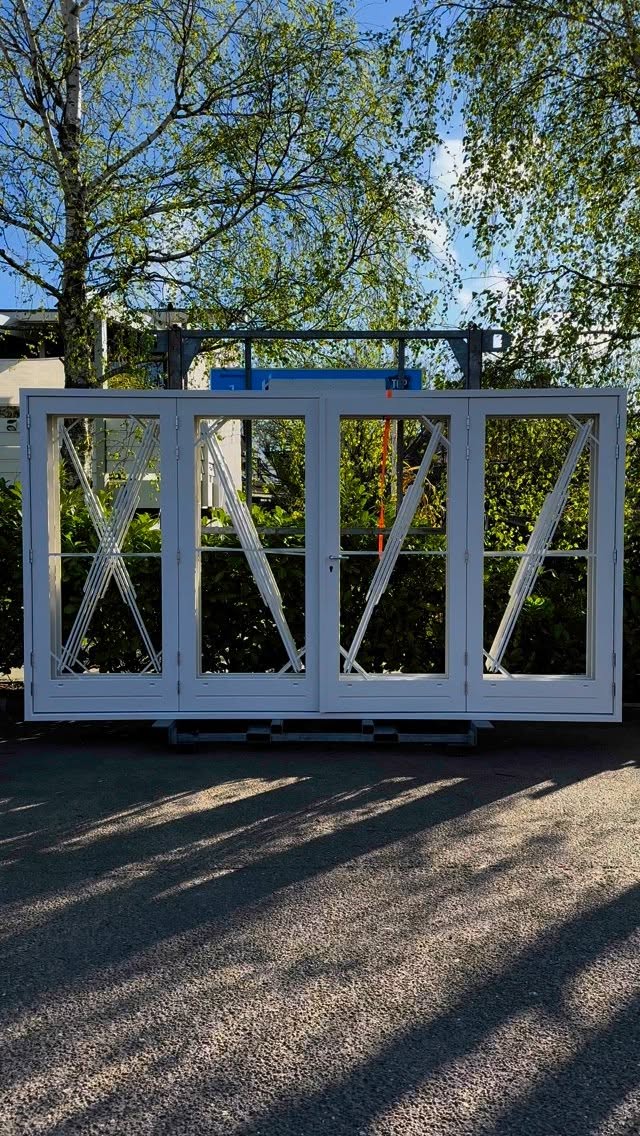 Heerlijk om de deuren open te kunnen zetten met dit prachtige weer😍
Onze harmonica puien zijn functioneel voor alle weersomstandigheden. De pui is te gebruiken met één enkele deur als doorgang, maar ook de dubbele deuren of alle vier de deuren kunnen wijd open gezet worden.
Deze kozijnen staat in verschillende maten bij ons op voorraad. Bent u benieuwd naar de mogelijkheden? Bekijk onze website of stuur ons een berichtje voor meer informatie.
#harmonicapui #vouwpui #kozijn #gevelkozijnen #woninginrichting #woninginspiratie #dubbeledeur #binnenenbuiten #wonen #woningen #tuindeuren