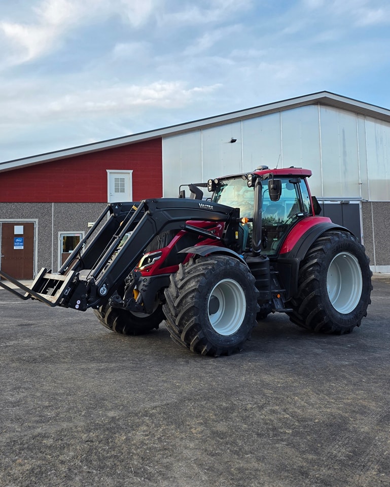 Uuden karhea 5-sarjalainen Evijärvellä valmiina tulevan kasvukauden töihin varustettuna eSteer 20 MAX automaattiohjauksella! 🤩
#agronav #efixag #valtra #automaattiohjaus #täsmäviljely