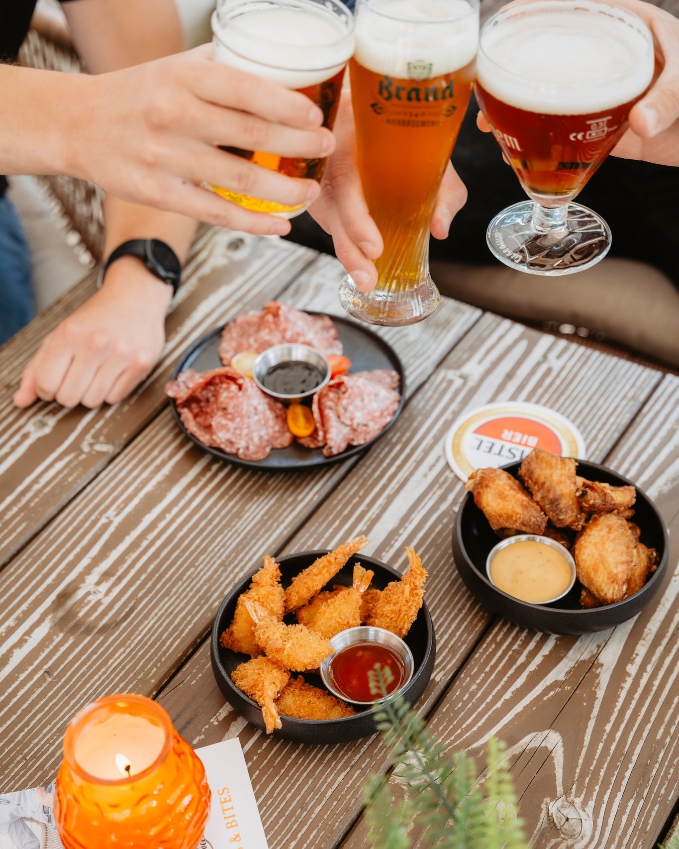 Vers getapte biertjes en borrelhapjes! Hoe begin jij het weekend het liefst?๐
#versgetapt #borrelbites #weekendvibes #hooglanderveen #houteveen