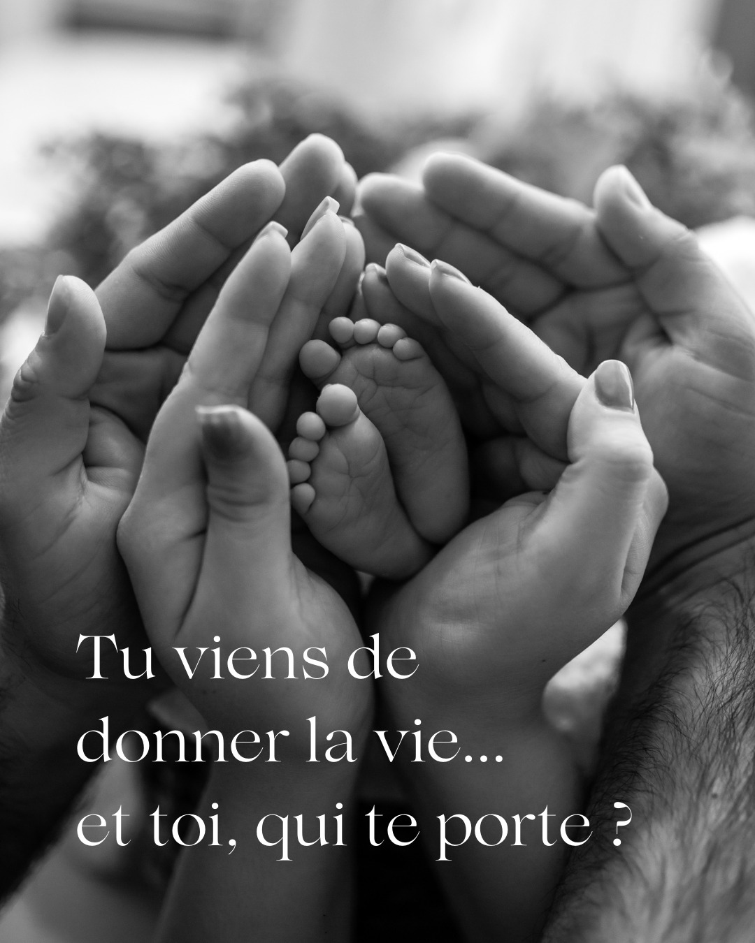 Spoiler : le post-partum, ce n'est PAS une épreuve à traverser en solo ❌
Notre société a trop normalisé l’image de la mère qui gère tout : le bébé, la maison, les nuits blanches, les émotions en tsunami…
On dit aussi trop souvent "il faut un village pour élever un enfant". Mais on oublie trop souvent qu’il faut aussi un village pour soutenir une mère qui vient de naître.
Le post-partum, c’est un voyage. Intense, bouleversant, rempli d’amour… mais aussi de doutes, de fatigue, de solitude parfois ❤
Le village, c’est pas du luxe. C’est une nécessité.
Un réseau autour de toi pour te soutenir, t’écouter, te soulager.
Des bras pour porter bébé pendant que tu prends une douche.
Une amie qui t’apporte un plat chaud.
Une doula qui t’enveloppe de douceur.
Un message qui dit : t’es pas seule ❤
🤰 Si t’es enceinte, commence à le construire maintenant, ton village.
🤱 Et si tu es en post-partum : il n’est jamais trop tard pour l’appeler.
En accompagnement, j'aborde bien entendu le sujet du post-partum, du village, comment le créer, comment y faire appel, et pourquoi. Si cela te parle, contacte-moi 🫶
Priscille | Mama Nest
🌾 Doula et accompagnante parentale
🌸 Pour une maternité informée et une parentalité sereine