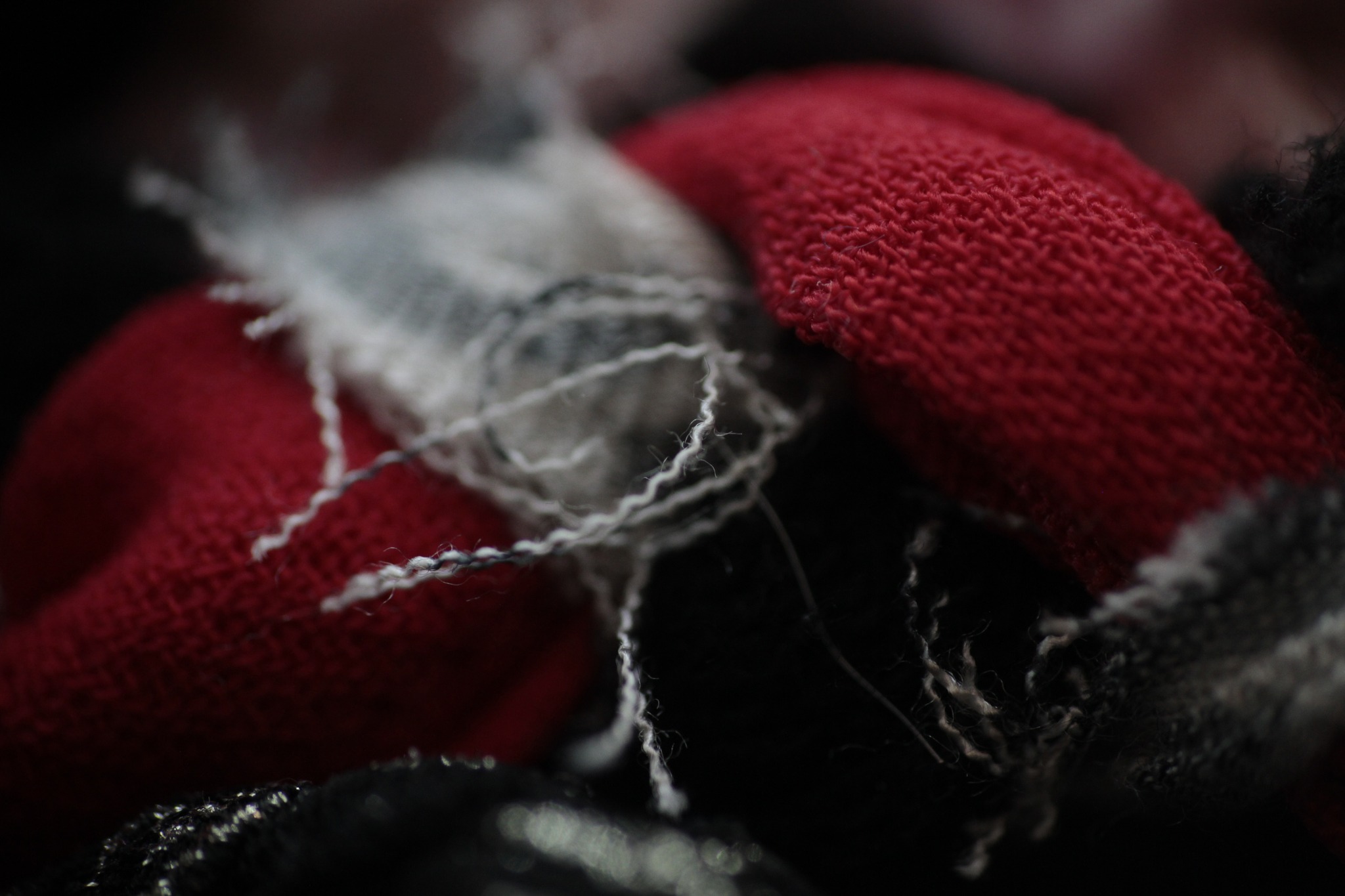 Quand je dis que La Zouzoulerie fonctionne en récup, c’est pas pour faire joli.
Mes tissus, je vais les chercher en ressourceries locales, avec mes petites mains (et parfois un chien dans le coffre). Je fouille, je trie, je lave, je rêve.
🌱 Pourquoi ? Parce que ça évite de produire du neuf. Parce que chaque tissu a une histoire. Et parce que c’est drôlement satisfaisant de transformer un vieux rideau en balle pour chien.
Chaque création Zouzou est unique. Parce que chaque tissu l’est aussi 💚