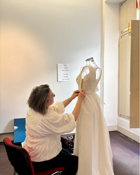 Préparation et mise en place des sublimes créations de l'artiste @saskiaterwelle pour l'exposition "Rêve !"...
Un grand merci à @saskiaterwelle ! ✨