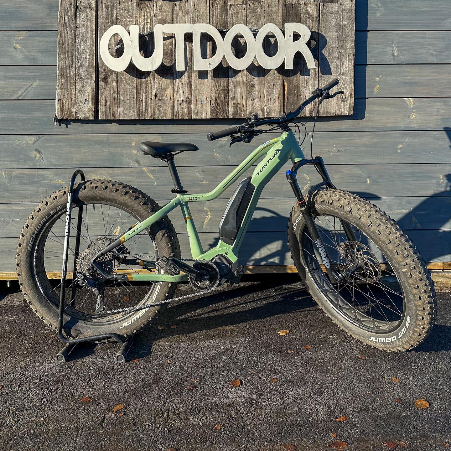 Kiinnostaako pyörän osto?
Me myydään Sisulta vuokrapyöriä pois kun kalusto uusiutuu. Nyt on mahdollisuus ostaa hyvään hintaan oma sähköpyörä.
Tarjolla Tunturi eMax CE:
4 x S kokoista
5 x L kokoista
eMTB Cube Stereo HPC Race:
1 x S kokoinen (tummanpunainen)
1 x XL kokoinen (harmaa)
Kysy lisätietoja puhelimitse, sähköpostilla tai tule poikkeamaan kaupalla.